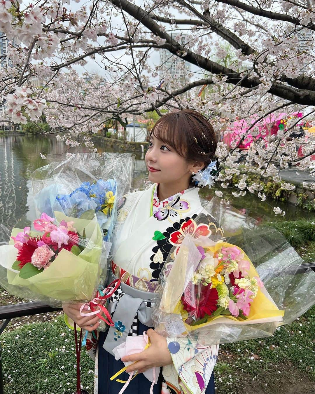 勝又彩央里のインスタグラム：「卒業式は袴で出席しました🌸  白地に大柄の桜に一目惚れして決めました🫶 (学位記伝達式は母の振袖で参加しました)  両日とも雨でしたが忘れられない日になりました🕊  #大学生 #女子大生 #卒業 #卒業式 #卒業式ヘア #袴 #袴ヘアアレンジ #ヘアアレンジ #セントフォース #セントフォースsprout #桜 #武道館 #上野 #上野公園 #上野恩賜公園 #cherryblossom #japan #tokyo #tfl #ootd #さがの館」