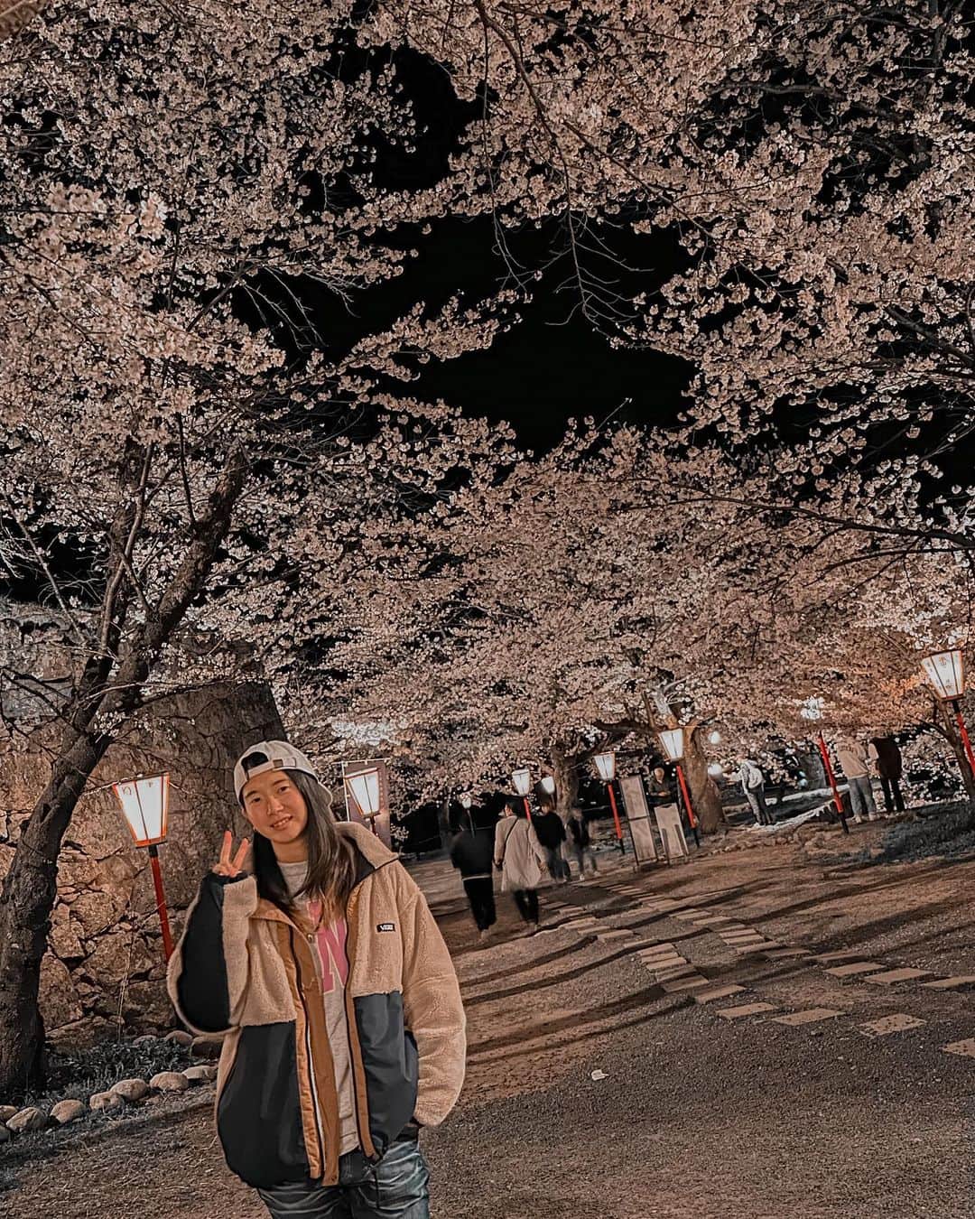 大池水杜さんのインスタグラム写真 - (大池水杜Instagram)「It's the cherry blossom season in the 5th year since I moved to Okayama!  I went to a famous Sakura spot in Okayama🌸  岡山に引っ越してきて5回目の春！やっと鶴山公園に行く事が出来た😁 めっちゃキレイだし屋台も楽しい〜！ 階段たくさんでいいリハビリ🙌🏼 @visavis_jp #slopeshot #VANS #bern #タウン情報おかやま #ライト電業 #bmx #bmxgirl #bmxfreestyle #bmxwomen  #鶴山公園 #鶴山公園桜祭り #ライトアップ #夜桜 #津山」3月28日 21時39分 - minato_oike