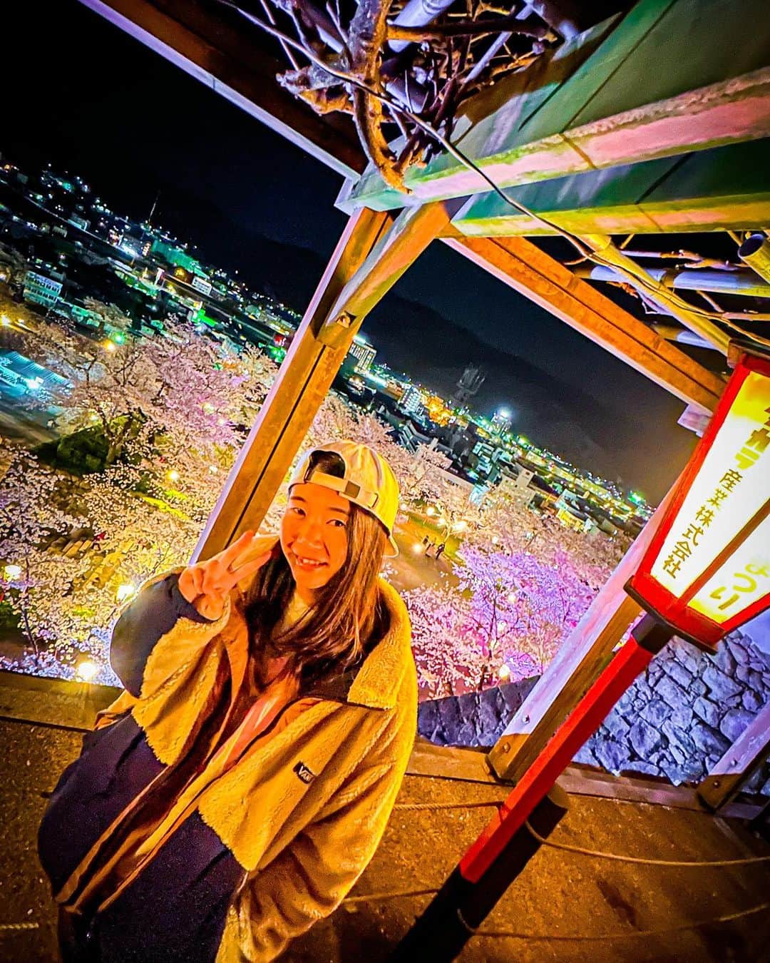 大池水杜のインスタグラム：「It's the cherry blossom season in the 5th year since I moved to Okayama!  I went to a famous Sakura spot in Okayama🌸  岡山に引っ越してきて5回目の春！やっと鶴山公園に行く事が出来た😁 めっちゃキレイだし屋台も楽しい〜！ 階段たくさんでいいリハビリ🙌🏼 @visavis_jp #slopeshot #VANS #bern #タウン情報おかやま #ライト電業 #bmx #bmxgirl #bmxfreestyle #bmxwomen  #鶴山公園 #鶴山公園桜祭り #ライトアップ #夜桜 #津山」