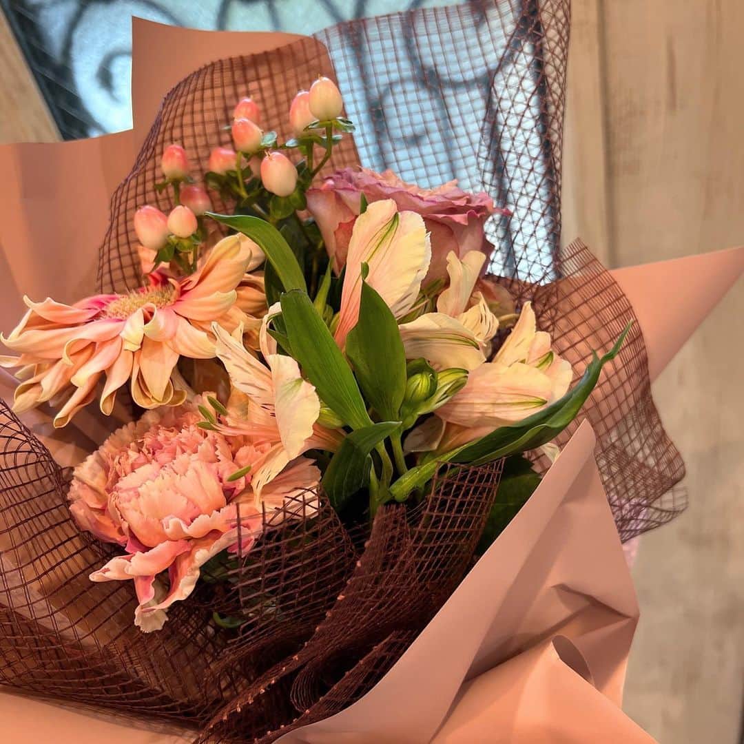 里菜さんのインスタグラム写真 - (里菜Instagram)「・🌷  当日は友達のお母さんとお父さんに 着付けとヘアアレンジをしてもらいました✨ お花も頂いてありがとうございます♪😊」3月28日 21時50分 - rina_crownpop