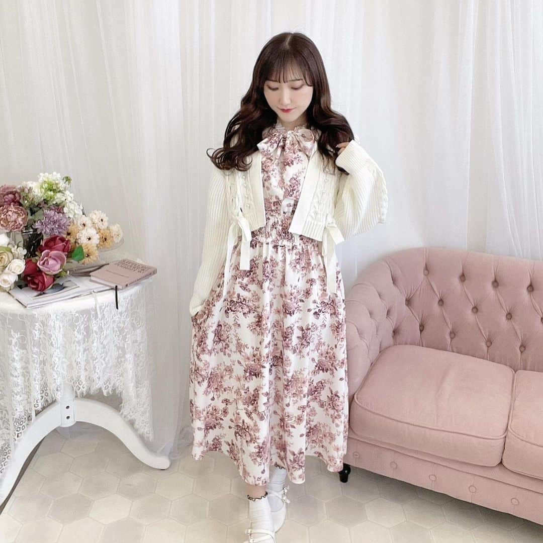 evelyn.coordinateさんのインスタグラム写真 - (evelyn.coordinateInstagram)「🌸Flower Collection🌸  一枚で春らしく可愛い 花柄アイテムが入荷しております💐♡...*゜  ぜひチェックしてみてください♩  #evelyn #エブリン #ガーリーコーデ #甘めスタイル #甘めコーデ #清楚コーデ #可愛い  #girly #feminine #パステル #girl #evelynコーデ #フェミニンコーデ #春物 #春服 #春コーデ #springfashion #ootd #花柄」3月28日 21時43分 - evelyn.coordinate