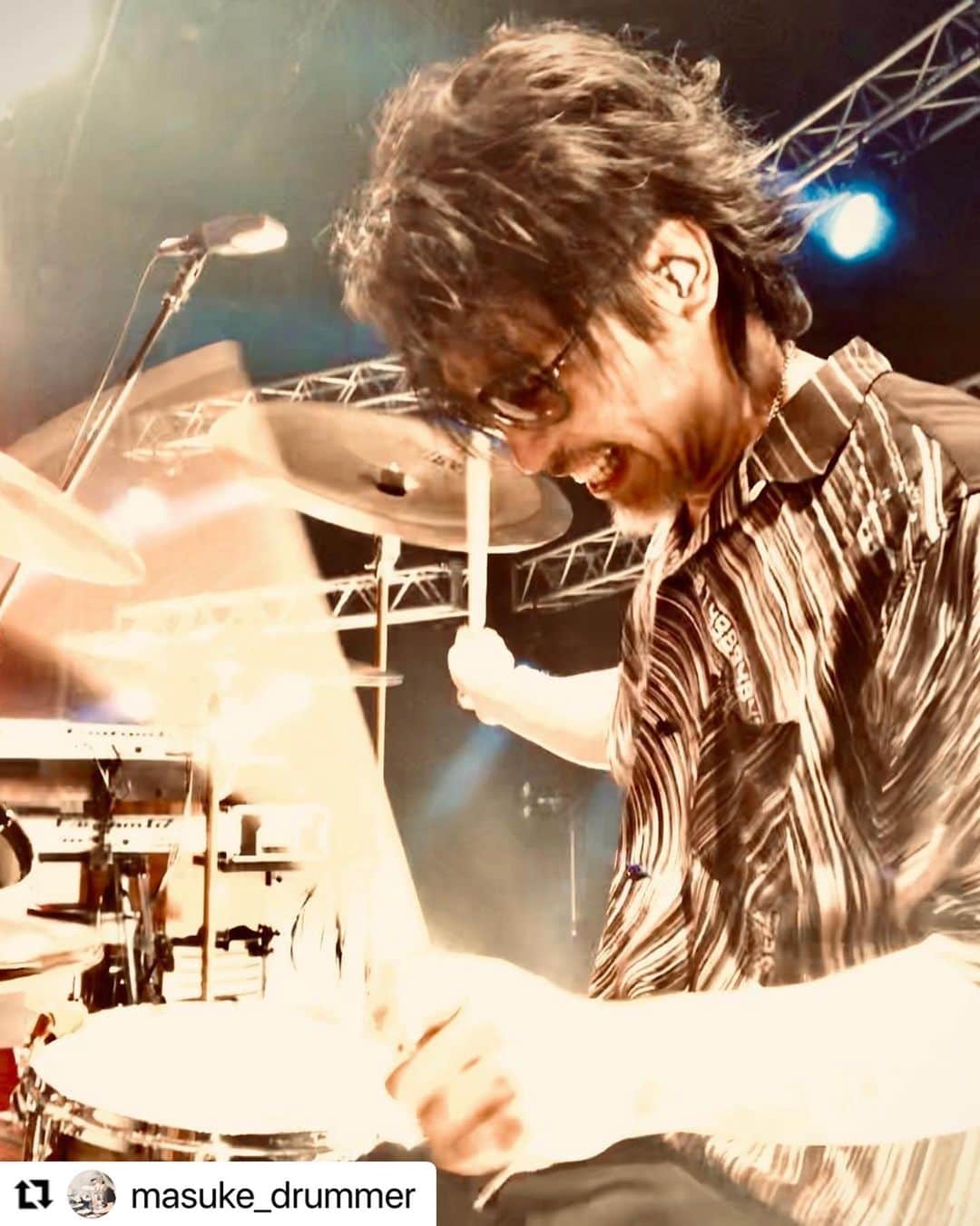野崎森男のインスタグラム：「俺の最高の兄貴、マスケも 最高のロックスターであります！  #Repost @masuke_drummer with @use.repost ・・・ 楽器の手入れも完了したので改めて…  今月は『HOUND DOG LIVE 2023「ALL TIME BEST」』に参加させていただきました。  67歳のROCK STARは今回も怪物でした。  ツアータイトルの「ALL TIME BEST」とは、これまでのベストという意味ではなく、 「いつも最高」そして、 「今が一番最高」。  ギンギンに気合の入ったタイトル。  リハーサル前に、まだまだ知らない歌が候補に上がってきて、それがまたカッコよくて、 タイトルと相まって「すげぇ。まだまだ本気だな」と感激してしまった。  今回はそれぞれ20年前後の付き合いになる旧友ギタリストとの共演も実現して、オレの大切なバンドSK&Tのメンバーももちろん一緒にいて、最高の気分でスタートした。  ギタリスト達が試練のような曲数・課題に、ものすごい意気込みで取り組んで、リハーサル初日から「楽しくて仕方ない」域にまで到達していたことがとっても嬉しかったし、刺激になったし、感動した。  それぞれHOUNDDOGの歌に熱い思い出があることも知って、そんな思いと一緒にプレイしている姿が微笑ましく、頼もしく、美しかった。 今回のギタリストがアイツらで良かった。  今年は４年ぶりに、終演後に打ち上げが催された。 御本人・メンバー・スタッフ全員が心の底から笑っているのを感じられて、久しぶりに重度のロマンチストが発動して、その光景を感動しながら眺めていた。  帰り際に大友さんからこんなことを言われた。  「マスケ君、キミには最後まで後ろにいてもらうからな」  しばらく涙を我慢しすぎて塩っぱくなってしまっていた心と身体を、清らかな湧き水が洗い流していくのを感じた。  最高の夜だった。  帰りに見た桜の美しさと力強さと優しさは、 そしてもしかすると儚さも含めて、 これまでに見た中で一番沁みた。  #HOUNDDOG」