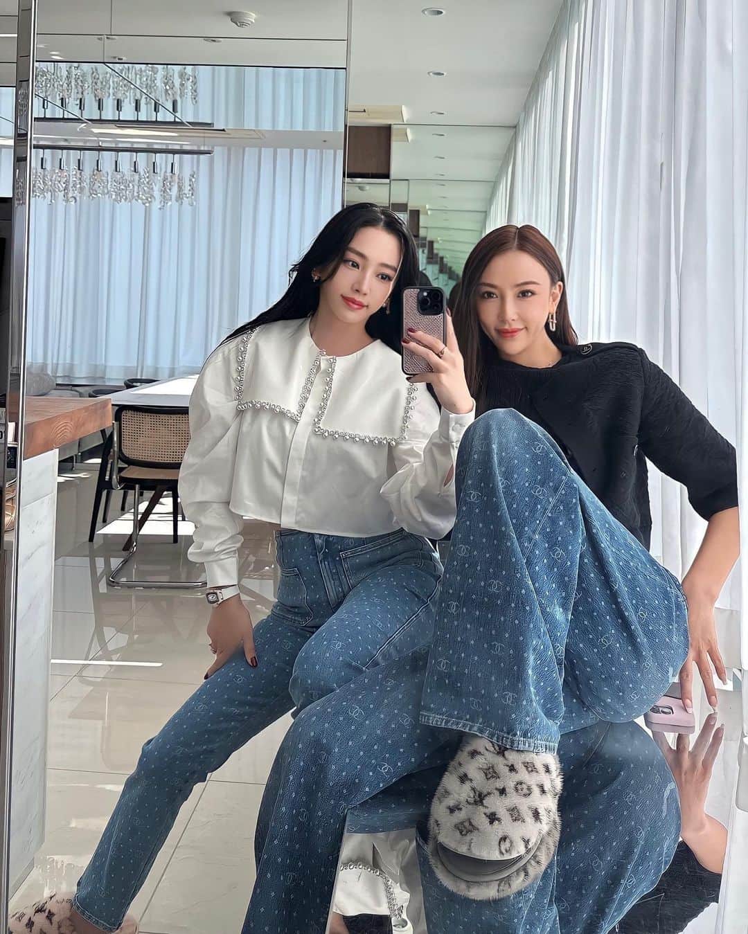 megbabyのインスタグラム：「久しぶりの姉妹コーデ🌸👯‍♀️💗  合わせてなくても合っちゃう私たち🥹カバンも一緒😂  昔からサナとは家で会うのがしっくりくるの。 素の自分でいられる空間。 私の家のことも実家って呼んでくれる妹🥺 私が家でいつもエプロンしてるからかなw」