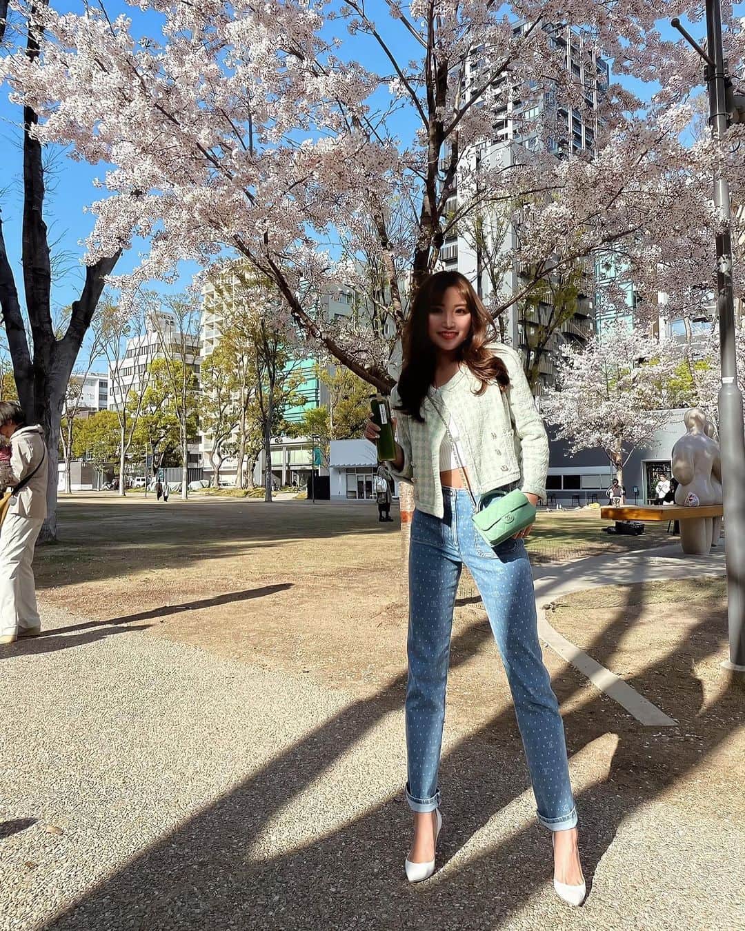 NIJIKOさんのインスタグラム写真 - (NIJIKOInstagram)「𝗯𝗿𝗲𝗮𝗸 𝘁𝗶𝗺𝗲🌸 ⁡ お気に入りのグリーンをピックして‥ お日様の下パワーチャージ🌞❤︎ ⁡ 桜の木が混じる葉達🍃を見て 今年は去年よりも早いなぁ‥なんて感じたり。 四季を感じられる美しい日本に、改めて感謝🌸 ⁡ 明日もハッピーな１日になりますように☺︎  #nijicode 🏷jacket & pants @chanelofficial  🏷bratop @louisvuitton  🏷shoes @nico___official.jp」3月28日 21時46分 - nijiko_official