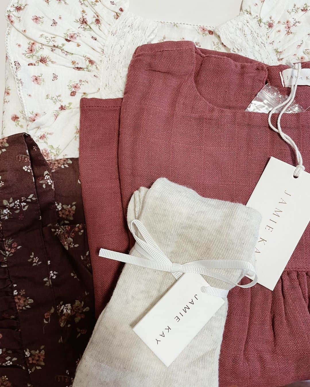 kanetaka ayaさんのインスタグラム写真 - (kanetaka ayaInstagram)「・ ・ 💸♡  自分の服より買ってしまい、 自分はおんなじ服のローテ🌀 (出産前から同じのばっか着がちだけどw)  でも暖かくなってきたから そろそろ自分の買い物もしたいなーと  #jamiekay #zara #子ども服#ベビー服 #1歳5ヶ月 #女の子ベビー #女の子服」3月28日 21時47分 - aya_kanetaka_