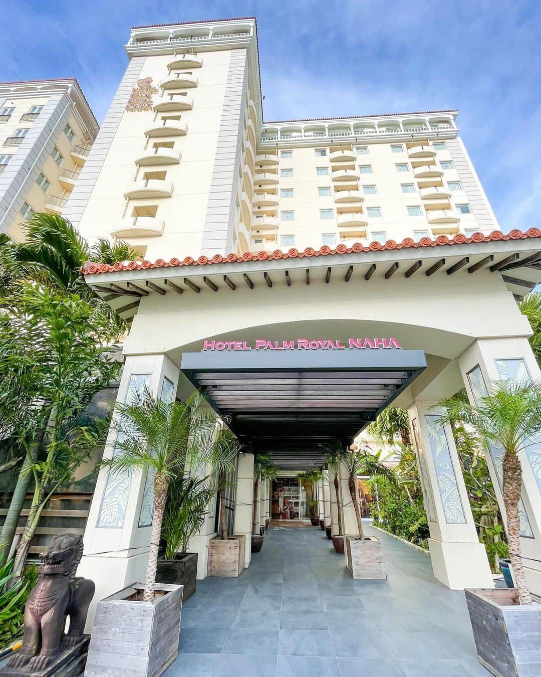 吉田夏海さんのインスタグラム写真 - (吉田夏海Instagram)「沖縄旅行に来てます🌺  今回泊まったホテルは HOTEL PALM ROYAL NAHA  @hotelpalmroyalnaha 🏨  国際通りど真ん中にあって立地最高だし、お部屋も綺麗でバストイレ別なのがいい✨  ウォーターサーバーも廊下に設置されててお水飲み放題してた☺️  それからなんと言ってもプールが素敵だったよー🌴💖  天気が良かったから3時間くらい遊んだ🤗  ナイトプールもやってるみたいだよ🌙  周りになんでもあるからお買い物して一回ホテル戻って休憩したりできるしほんと最高だった🥺👐  ホテル予約サイトで見るより断然素敵ホテルでした🥰  また泊まりに行こーっと🫶  #ホテルパームロイヤルnaha #沖縄旅行 #国際通り #沖縄ホテル #国際通りホテル #okinawatrip」3月28日 21時47分 - natsumiiiiiiiiiii
