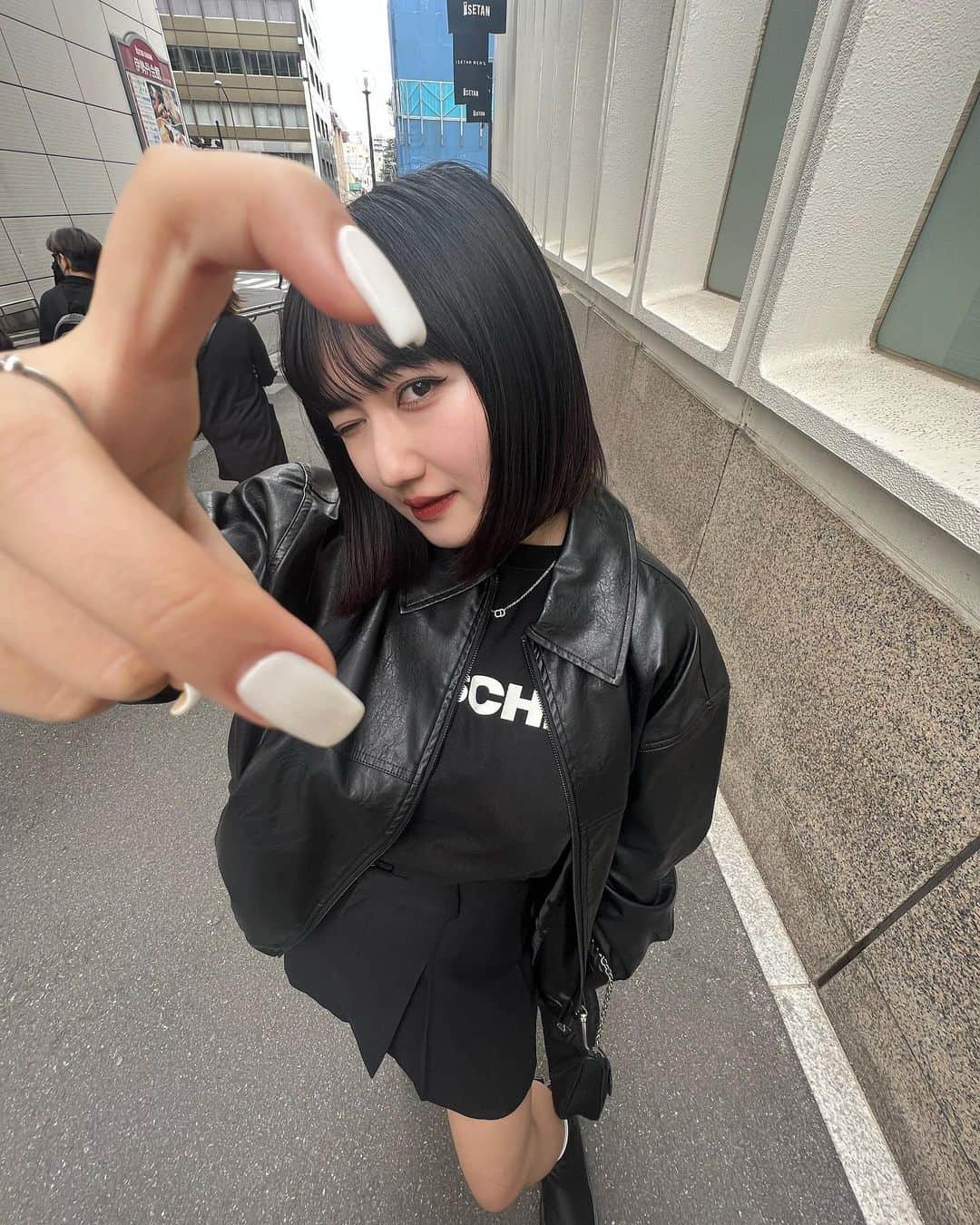 河崎みーなのインスタグラム：「なんかこのポーズ指定された...ㅋㅋㅋ🖤💭 . . . .」