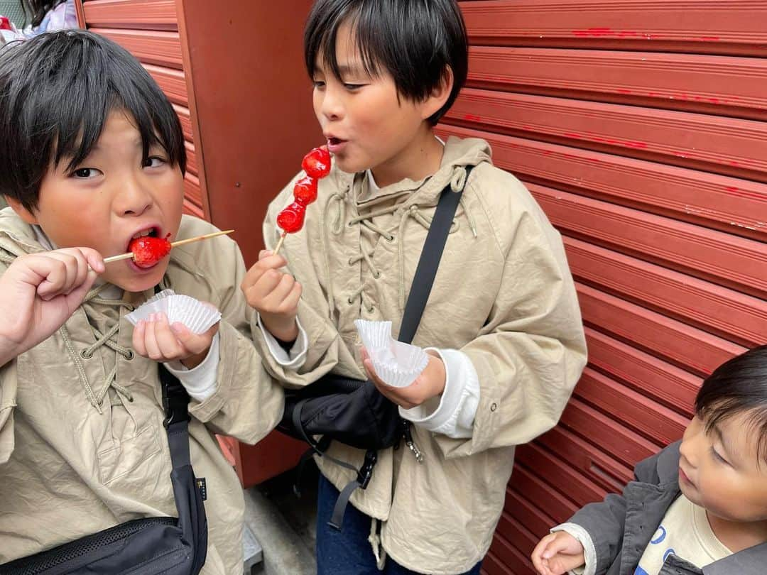 ᴋᴀɴᴀᴋöのインスタグラム：「🍓🍓🍓 4年生も無事修了したので…🏫 👦🏻👦🏻の希望で 浅草で 食べ歩き〜😋🫶🏻🌈  子供の成長が 本当に早すぎて…🥹あっという間に👦🏻👦🏻も受験を迎える年になっちゃうんだろうなぁ🫢🌸  受験生や受験生の保護者におすすめの音声サービス スピナーのコンテンツ「Blossom Route」を教えてもらったので ご紹介🫶🏻  最新の入試情報や準備の方法、保護者•受験生のメンタルケアなど、子どもの受験に役立つ情報を発信している ポッドキャストだよ🎧  podcastやspotifyでも視聴可能◎ 公式サイトでは無料・会員登録不要で聴けるので、興味ある方はぜひ聴いてみてね❣️  🎧 @spinearstudios #sponsored#SPINEAR#受験生の保護者になったら#入試対策#スタディサプリ#スタディサプリ進路#受験#受験生#勉強垢」