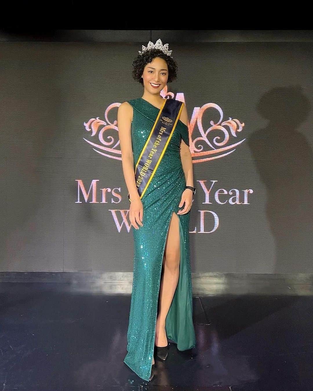 GENAのインスタグラム：「ㅤ ㅤ ご縁があってMrs of the Year WORLD 2023の Miss部門に出させていただくことになって WELCOME PARTYに行ってきた💚 ㅤ ティアラつけたの可愛い👑✨ コンテストに出るの初めてでわくわくする！笑 ㅤㅤ #MrsoftheYearWORLD2023」