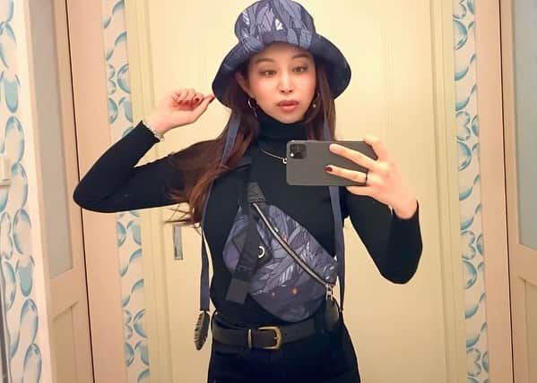 PINKYのインスタグラム：「#ootd 🪶🖤  またまた寒い日だったのでタートルネック引っ張り出したくなる🥶  今回のYouTubeの【LOEWE × ハウルの動く城】コラボのアイテムコーデがお気に入り🪄  ・・・・・・・  #love #happy #family #momlife #おゆうちゃんねる #OyuuChannel #PINKY #LOEWE #ハウルの動く城 #ootd」