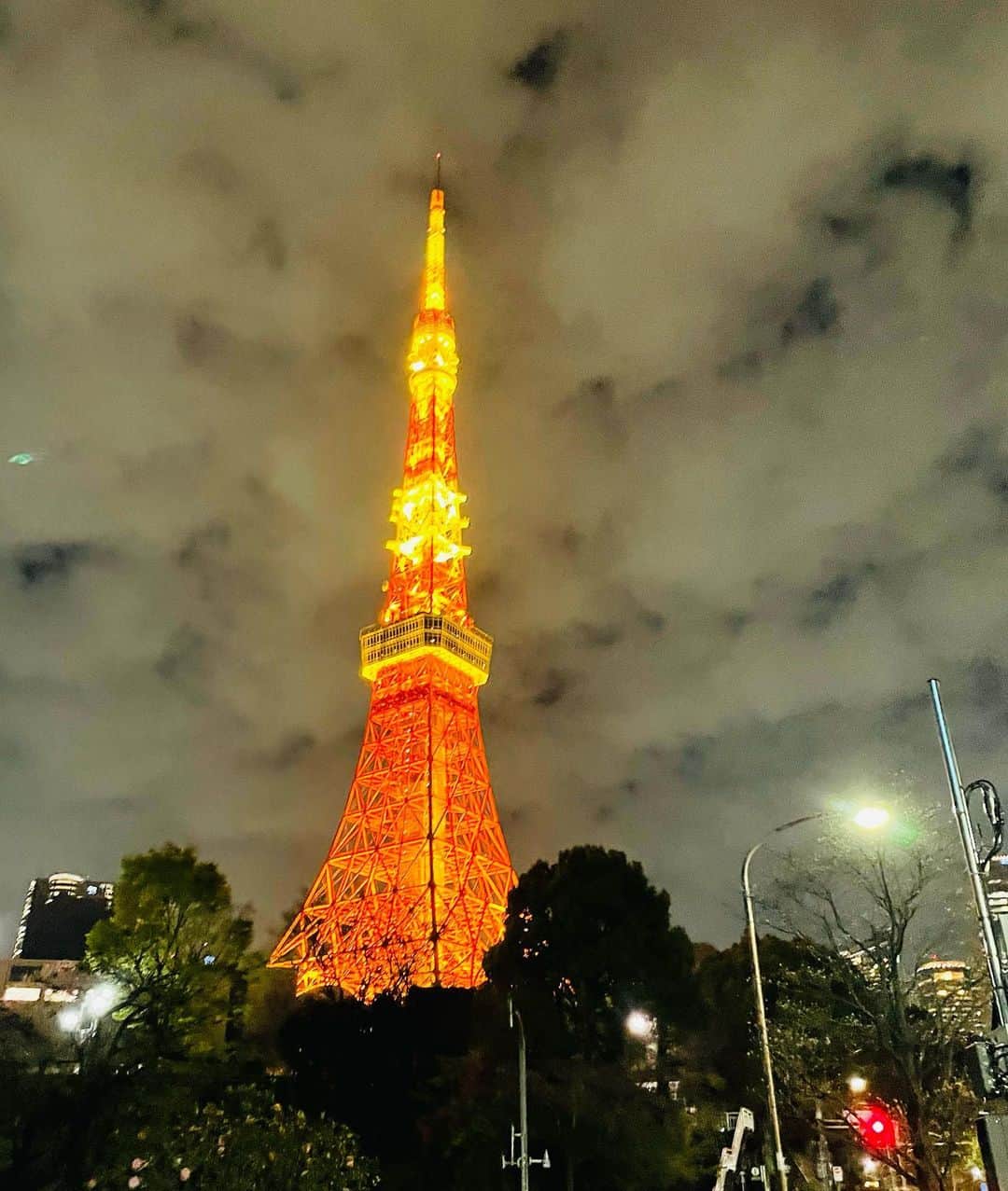 大抜卓人さんのインスタグラム写真 - (大抜卓人Instagram)「日帰りで取材。 久々にスタジオ近くに TOKYO TOWERな ロケーション。 下に鯉のぼり🎏が 風に靡いていい感じに。 #tokyo」3月28日 21時53分 - takutoonuki