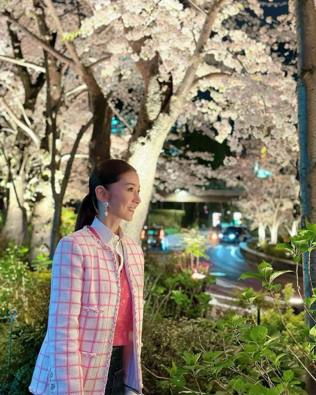 君島十和子さんのインスタグラム写真 - (君島十和子Instagram)「仕事帰りに 六本木ミッドタウンで 待ち合わせ。  主人の用事が済むのを 待つ間、 次女と夜桜見物。  桜の枝の向こうに 小さく東京タワーが 輝いてます。  ゆっくりお花見するには 気温が低くて 早々に帰宅しました！  #桜ライトアップ  #夜桜ライトアップ  #ミッドタウン六本木  #撮影終了後 #帰宅 #アラ還女子 #アラ還十和子 #ftcbeauty  #君島十和子」3月28日 21時55分 - ftcbeauty.official