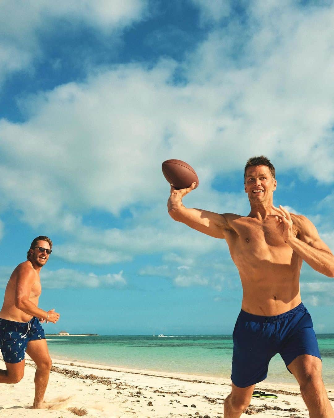 トム・ブレイディのインスタグラム：「Beach day with the crew 🤟🏻☀️🏈」