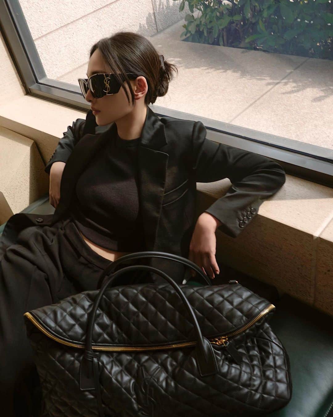 林映唯のインスタグラム：「Black on black  @ysl」