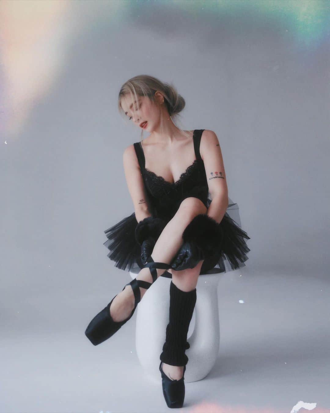 林咖安（Lyla）のインスタグラム：「🌸🤍✨🌷 一轉眼嫩嬰已經六個月🧸 常被問到到底怎麼能在產後「迅速」恢復身材？ 其實根本沒有迅速這件事！😂  是因為本身就吃的算健康也不愛甜點 從飲食、運動、外力器材、塑身衣多管齊下才慢慢消除產後水腫還有脂肪 （ 至於鬆鬆皮的部分就靠運氣了😆 ）  產後塑身衣除了可以提醒自己 保持好正確姿勢然後縮小腹挺胸 然後少吃一點因為有點緊🤣  還有大家一直詢問我穿什麼品牌 認真穿了超過三個月後  對我來說在腰線、臀線拉提、下腹緊實 有開始慢慢變得曲線比較明顯🫶🏼 穿搭的話平常藏的很好你們看不出來🤣 （ 是不是實用度還算很可以💗 ） 不過還是有拍了浪漫的美照給你們✨  這次選擇的是在設計上兼具黃金比例 和重拾健康體態的Heben赫本塑身衣🎀 每一件都是由30年老師傅手工縫製專屬塑身衣：  • 零膚觸的材質穿起來透氣不壓迫。 • 在腋下、鼠蹊淋巴處有減壓設計！ • 獨家標靶脂雕™健康專利設計。 • 喜歡雙排扣設計，幫助產後骨盆回復有感。 • 長版/短版因應不同穿著場合，穿搭簡單方便。  有時候因為工作造型關係 無法持續一整天穿塑身衣 一回家就會立馬換起來一刻都不想偷懶🫡  Heben赫本塑身衣還有貼心的到府量身 和專屬訂製一人一版終身免費減吋的服務😍  希望母親節後可以立馬預約減吋修改服務～～🙈  @heben_official   #赫本塑身衣 #產後塑身衣」