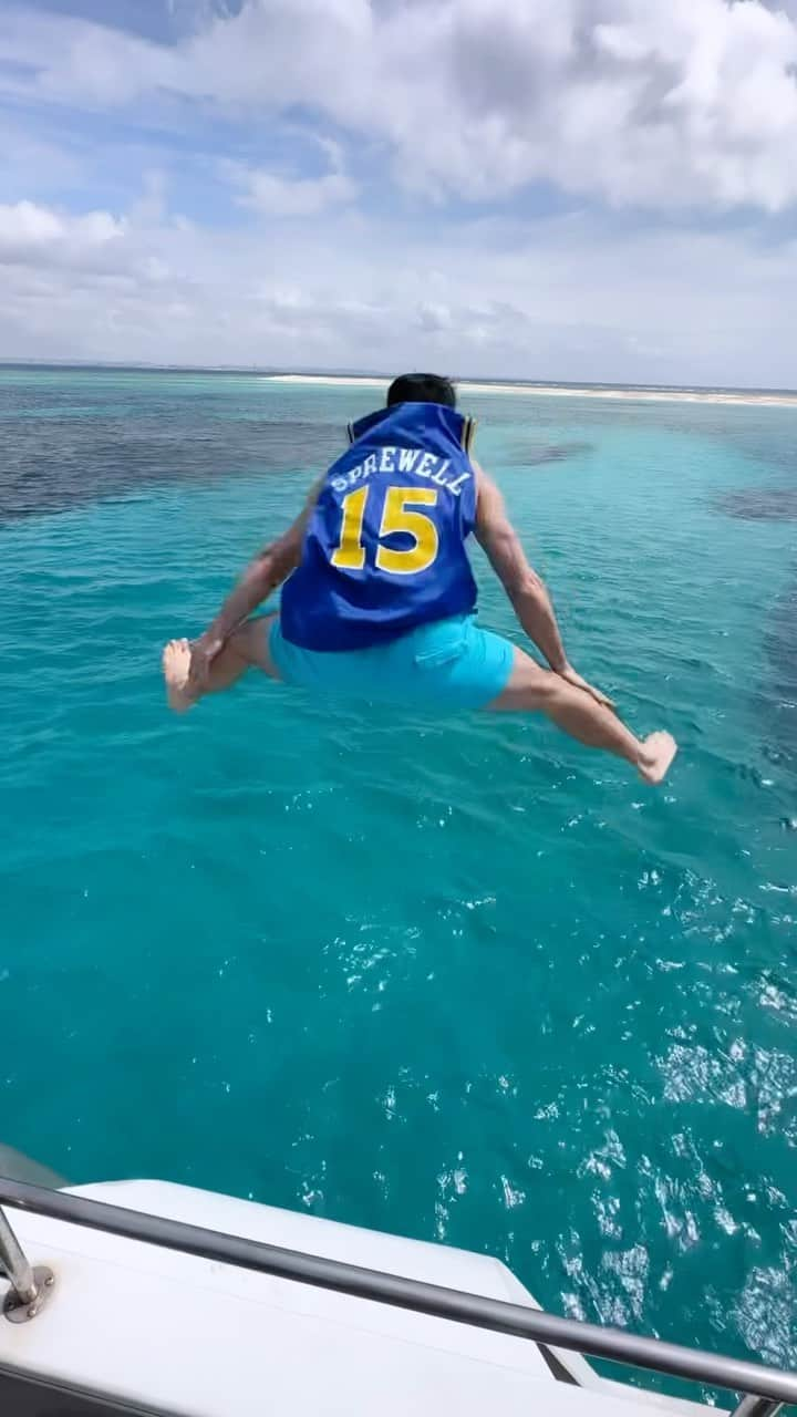 SONNYのインスタグラム：「担任最初のダイブ頂きます🏊‍♂️ Teacher getting the first dive off the boat  生徒にとって一生忘れない実りある充実した旅になるよう、時には皆んなのvibes上げるのも引率の仕事  #okinawa #修学旅行 #schooltrip #highschoolteacher #vaw栄光ハイスクール」