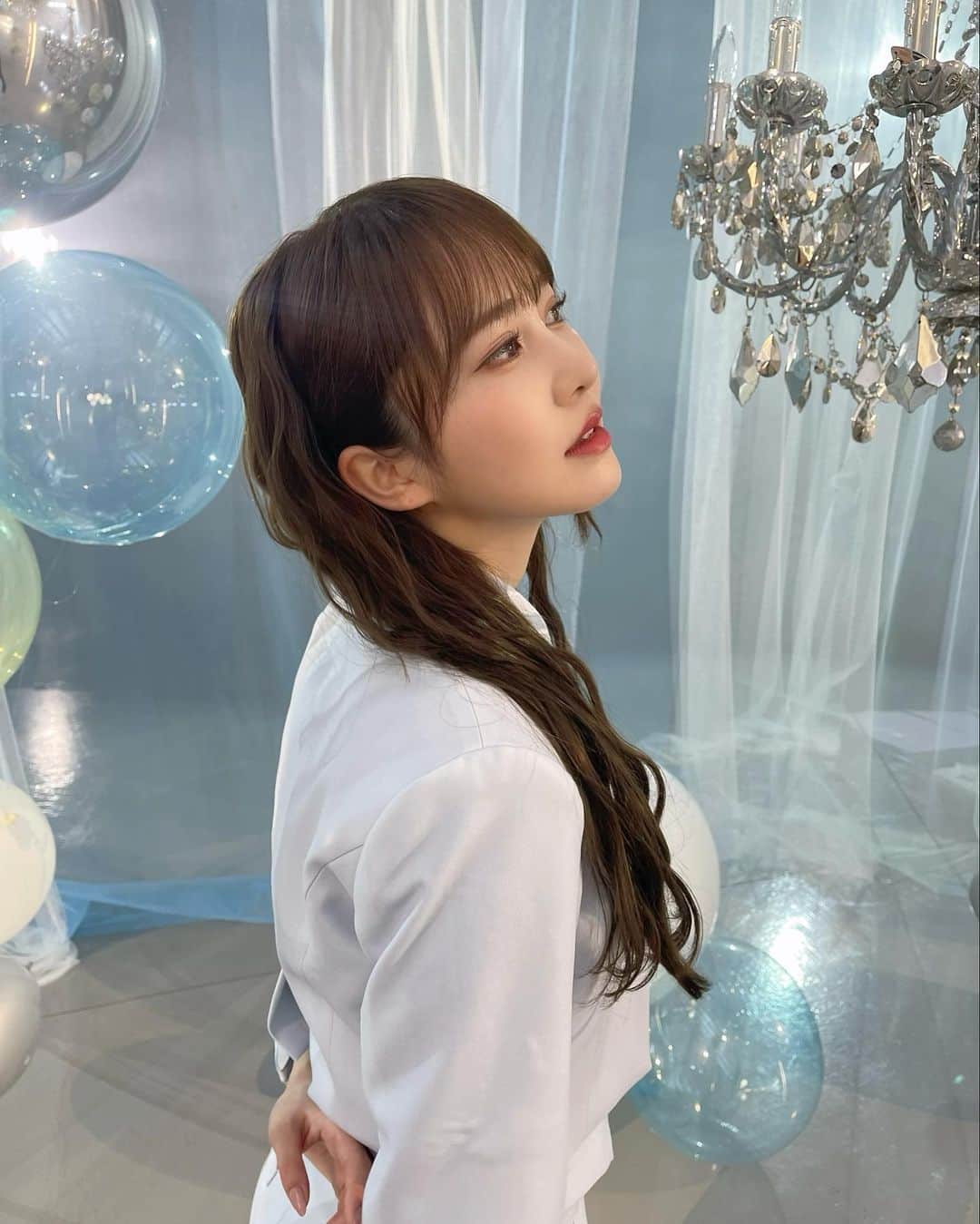 加藤史帆のインスタグラム：「4月19日発売の9th single「One Choice」Music Videoが公開されました！  ミュージカル風の最後にはクスッと笑ってしまうような素敵な作品になっています！  スポーティーな衣装とタキシード衣装🤵‍♂️ みんな集まるとカラフルでとっても可愛いので是非Music Videoのチェックお願いします👌🏻  #日向坂46 #onechoice #加藤史帆 #shihogram」