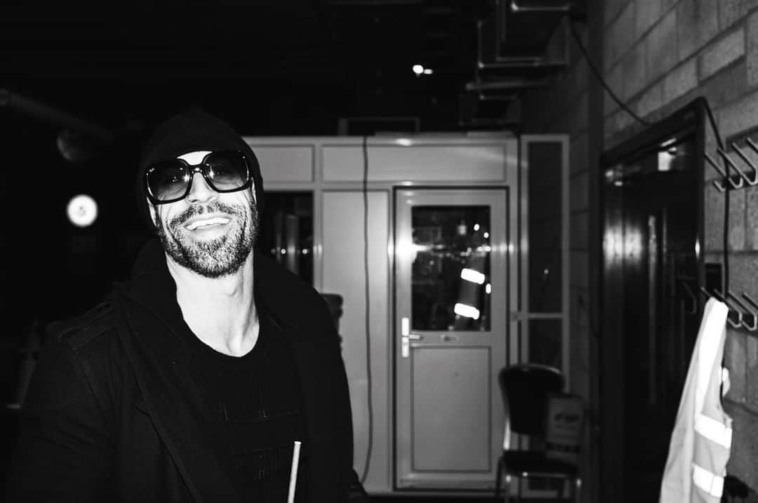 クリス・ドートリーのインスタグラム：「This UK tour was absolutely incredible on so many levels. Last night was quite the banger of an ending @royalalberthall and I’m still trying to process that experience. Words can’t describe how happy and grateful I am for everyone who came out and made us feel like rockstars. I love you dearly. Extra THANK YOU to @officiallzzyhale for coming to hang with us in London and rip it up on Separate Ways. Wow. I’m still flying. 💜💜💜 📸 @thejoestorm  #dearlybeloveduktour2023」