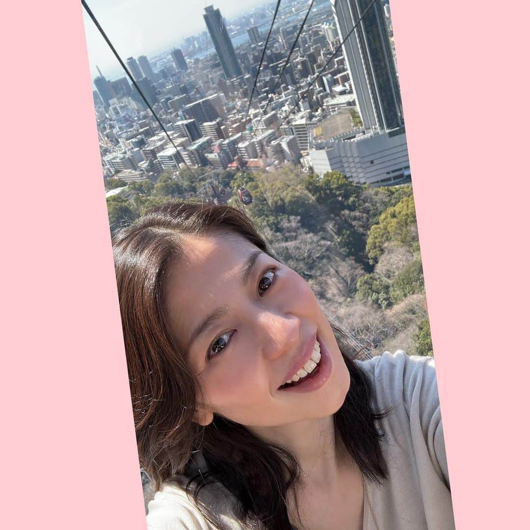 純名里沙のインスタグラム：「やっと晴れましたね〜🌸✨  ですが今日はスタジオで「ジブラルタ生命〜Heart to Heart〜ありがとう、先生！」の収録をしておりました笑♪  北海道から沖縄に至るまで🗾全国から届く、素晴らしい先生からのコトバの贈り物🎁✨ 今日も心を込めて録音してきました♡  好きをあきらめない事✨夢に向かってチャレンジする事の大切さ✨時にはふっと力を抜くことまで✨言葉の宝石はきっとあなたの人生をもそっと応援してくれるはずです📣  オンエアーは「ワンモーニング」内、 月水金の朝7時19分〜、全国38局ネットで放送中♪  ぜひ、お聴きください🍀✨  #純名里沙 #risajunna #東京fm #ジブラルタ生命 #ありがとう先生 #月水金 #朝 #7時19分 #魔法のコトバ #オンエアー #是非お聴きください✨ #今日は #お気に入り #アロマオイル #ロールオン #インスピレーション #集中 #アロマ好き   一枚目の写真は、先日の神戸から帰る新幹線まで少し時間があったので、ひとりでロープウェイに乗ってハーブ園に🌿行ってきた時の自撮り笑📸  見られたら恥ずかしい🫣やつです笑笑  新神戸駅から近いので、晴れていたらとーっても気持ち良いのでおすすめですよー♪✨ぜひ^ - ^」