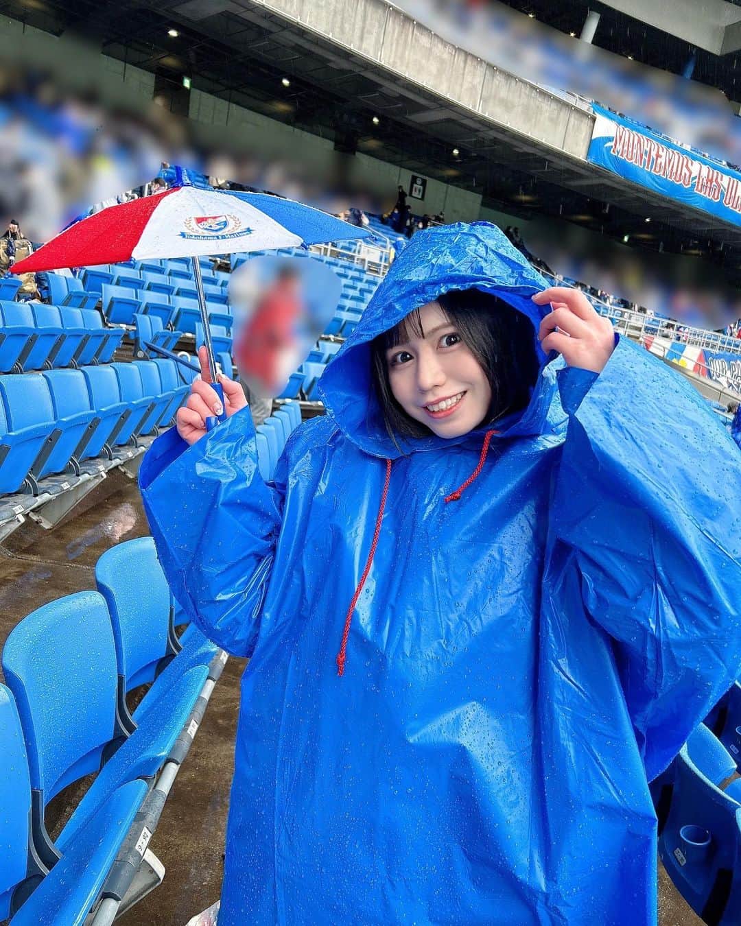 のインスタグラム：「🦌❤️  #鹿島アントラーズ 戦 #日産スタジアム 2-1 勝利⛱❤️🤍💙  天気は極寒豪雨という残念でしたが、勝利で終えたため最高に気持ちは晴れ晴れしてました👍  後半から得点は動き、松原選手の鋭い強烈なミドルで先制！そこからマリノスの流れに持っていき、オウンゴールを誘えました😭 1年に1度と言わず今後も松原選手のゴラッソに大期待です✨  とても嬉しい勝点➕3です✨🙌  今回は、年に1度毎回来てくれるりなと🎶  せっかくの観戦なのに、初心者からすると過酷な観戦になってしまいましたが💦 帰りには｢次は天気がいい日連れてってね｣と言ってくれました‎߹ㅁ‎߹)♡  りな、いつもありがとう⸜🌷︎⸝‍   #fmarinos  #yokohamafmarinos  #横浜fマリノス  #マリノス  #マリノスサポーター  #トリコロール  #サッカー  #サッカー女子  #ユニフォーム女子  #jリーグ  #jリーグ女子  #横浜  #yokohama」