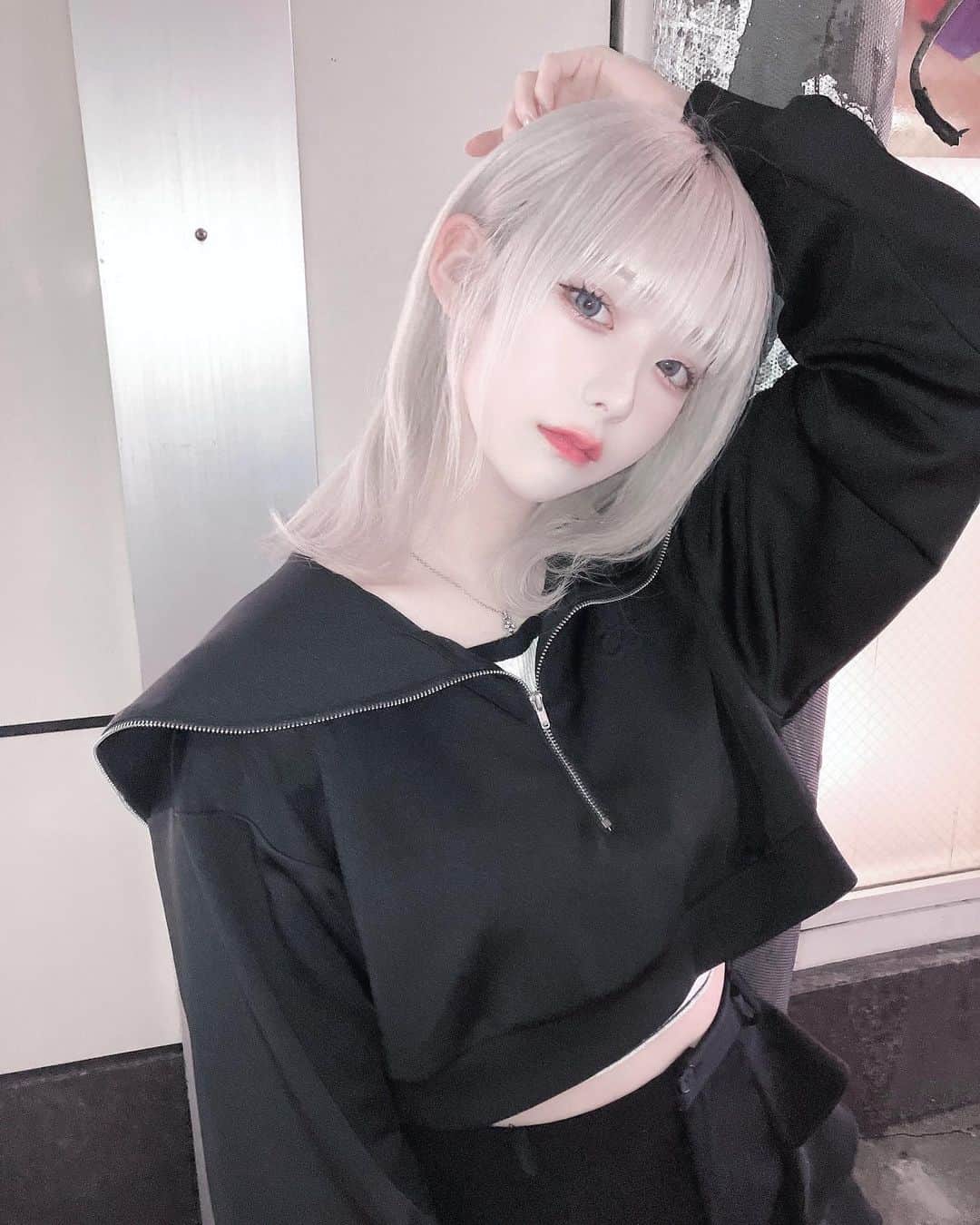 凸守すずのインスタグラム：「スズちゃんって普段どこで服買ってるんですか？って聞かれたらpiumさん！ってくらいpiumさんしか着てない🥺🥺 トップス、インナーもpiumさん！！！ さやかさん天才👍🏻👍🏻👍🏻  #pium #piumコーデ @piumofficial」