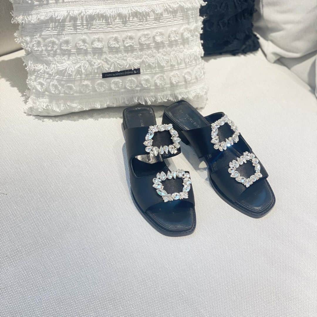 Tsuru by Mariko Oikawaのインスタグラム：「eternal sandal.  クラシカルなモノトーンで魅せるリュクスな一足。 ラフな雰囲気のミュールタイプも華やかなバックルの輝きでスタイリングが格段にクラスアップ。 これからの季節に活躍してくれるマストバイアイテム。  precious ¥29,700（tax in）  #tsuru #tsurubymarikooikawa #2023ss」