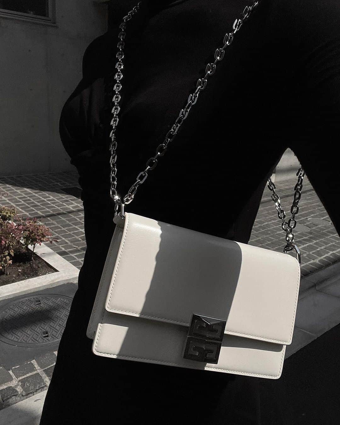 のインスタグラム：「🖤⛓🤍   #givenchy @givenchy」