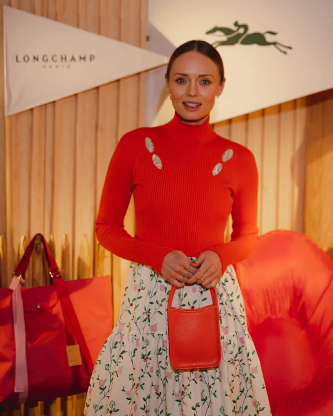 ローラ・ハドックのインスタグラム：「Painting Camber Sands red with @longchamp celebrating the launch of their spring/summer ‘23 collection.   #LongchampGlamping #LongchampSS23」