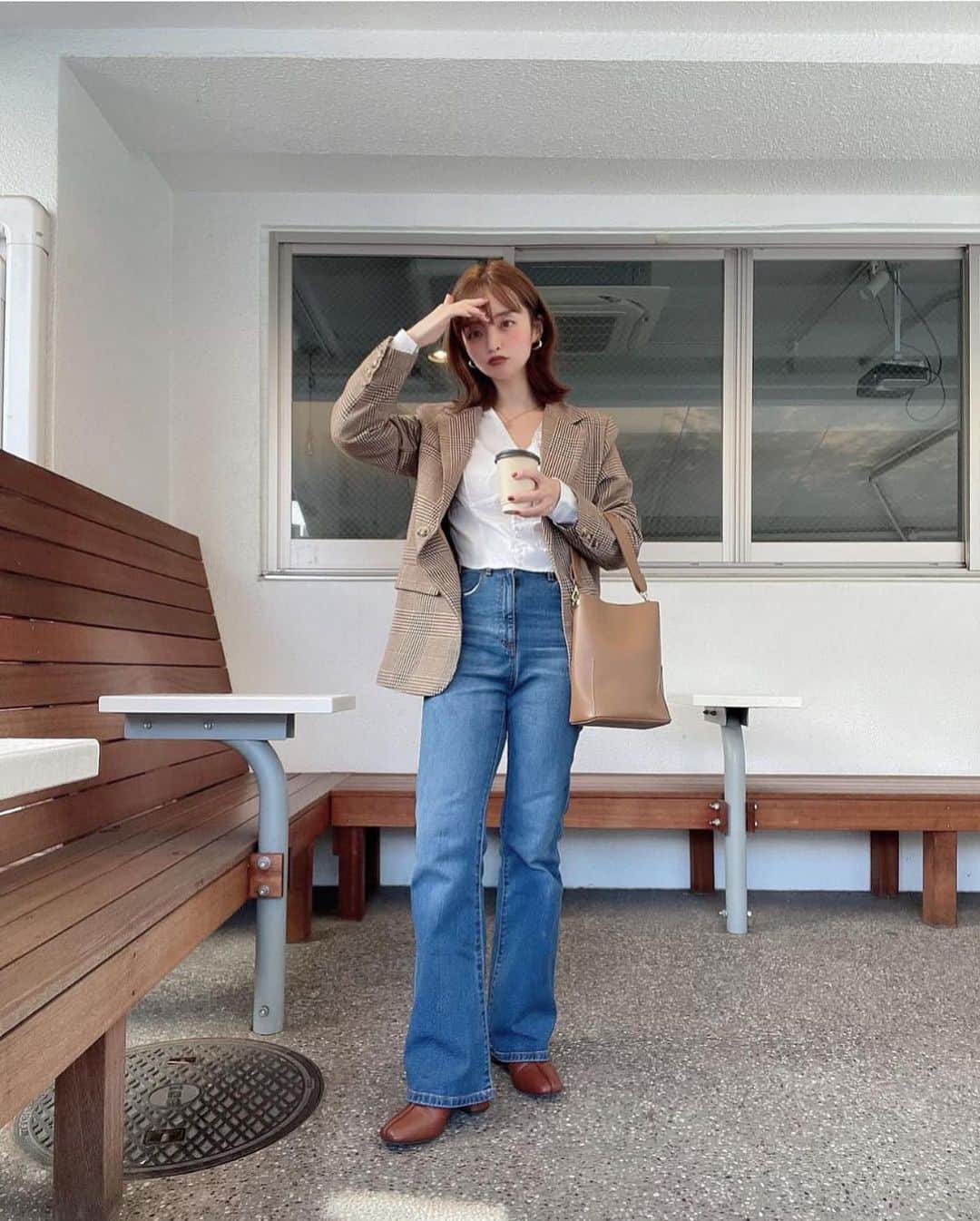 のインスタグラム：「brown blue🪵🫐  明日から天気戻りそうで良かった🌸 桜よ残っていてくれ... 今年花見しないまま終わりそうなので....手元にピンク🍑🥂   boots @orientaltraffic_official × @lily02tbt  denim @gu_for_all_  bag @randeboo_official nail @rihka_official」