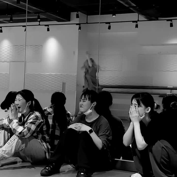 Asuka Fujimoriのインスタグラム：「💔✴︎ @mflo_official  ・・・ いつ聴いてもたまらなくエモい〜🕯♡ コレオするのも踊るのも皆んなを見るのも...全部よい〜♡ #mflolovesyoshika#letgo #choreography」