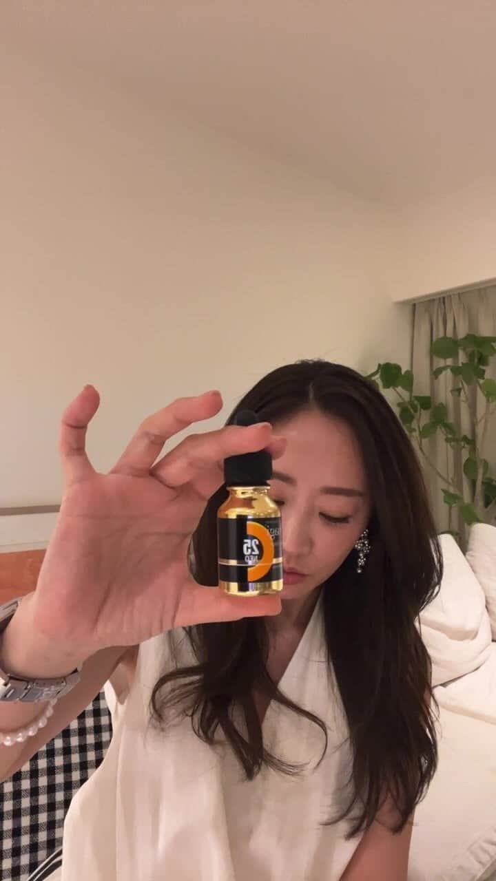神崎恵のインスタグラム：「・ 今夜は、ビタミンCのお話し、 そして、わたしもリピートし続けている、 オバジC25セラム　ネオ、オバジC10セラムのご紹介をしました。 多様な肌悩みにアプローチしてくれるピュアビタミンCが、高濃度に配合されたパワフルな美容液。 毛穴やくすみ、乾燥小じわやゆるみをケアしたいとき、潤いやハリ感を育てたいとき、使い続けている１本です。 今夜もたくさんのコメント、ご視聴をありがとうございました。  @obagi_japan_official   #megumisbeautychannel  #タイアップ #オバジ #Obagi #オバジC」