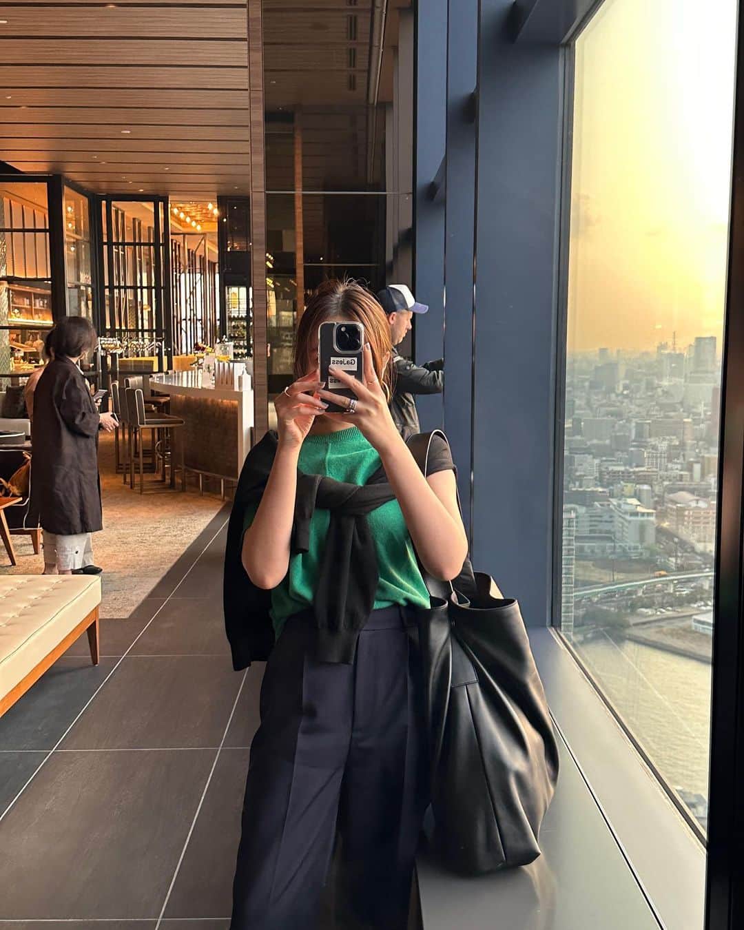 のインスタグラム：「. なんでもない日にホテルステイをしてきた🌆☁️ @mitsuigardenhotels 豊洲プレミア 初めて泊まったんだけど チェックインの時間帯の夕焼けがとにかく最高だった。  やっぱりロビーもお部屋も、 窓が大きいってめちゃくちゃ気持ちがリラックス出来るよね🍃  彼とのホテルって相手の誕生日とか、 特別な日が多いけど こうやって日常で泊まりに行くの めちゃくちゃハマりそう。 美味しいディナーの後ラウンジでカフェラテ飲みながら仕事Timeとか💻🥛 都会にいるけど現実逃避も出来るし、最高だった！  また遊びに行こう、、🫶🏼🖤  #三井ガーデンホテル #mitsuigardenhotel  #PR」
