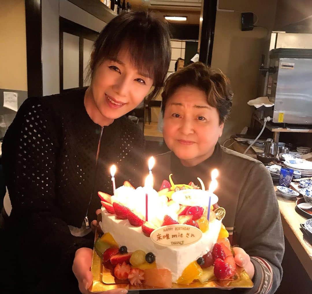 未唯mieさんのインスタグラム写真 - (未唯mieInstagram)「遅ればせながら3月9日生まれの私65歳と3月2日生まれの弟の還暦祝いandお誕生日🎂 弟のお店で祝って頂きました🎉  いつもお祝い下さるのは、着付けの下辻先生😊💗 今年もありがとうございました❣️  ハート形のケーキ🍰とっても美味しかった〜💝  お食事の前にお花見🌸もして、素敵な1日を過ごすことが出来ました♪ 幸せに感謝🎊 下辻先生、ありがとう〜🥰  #お誕生日 #65歳 #弟と共に #季節料理根本 #根本勝義 #下辻久子 #未唯mie  #ミイ　#みい　#ミー」3月28日 22時22分 - mie_doux