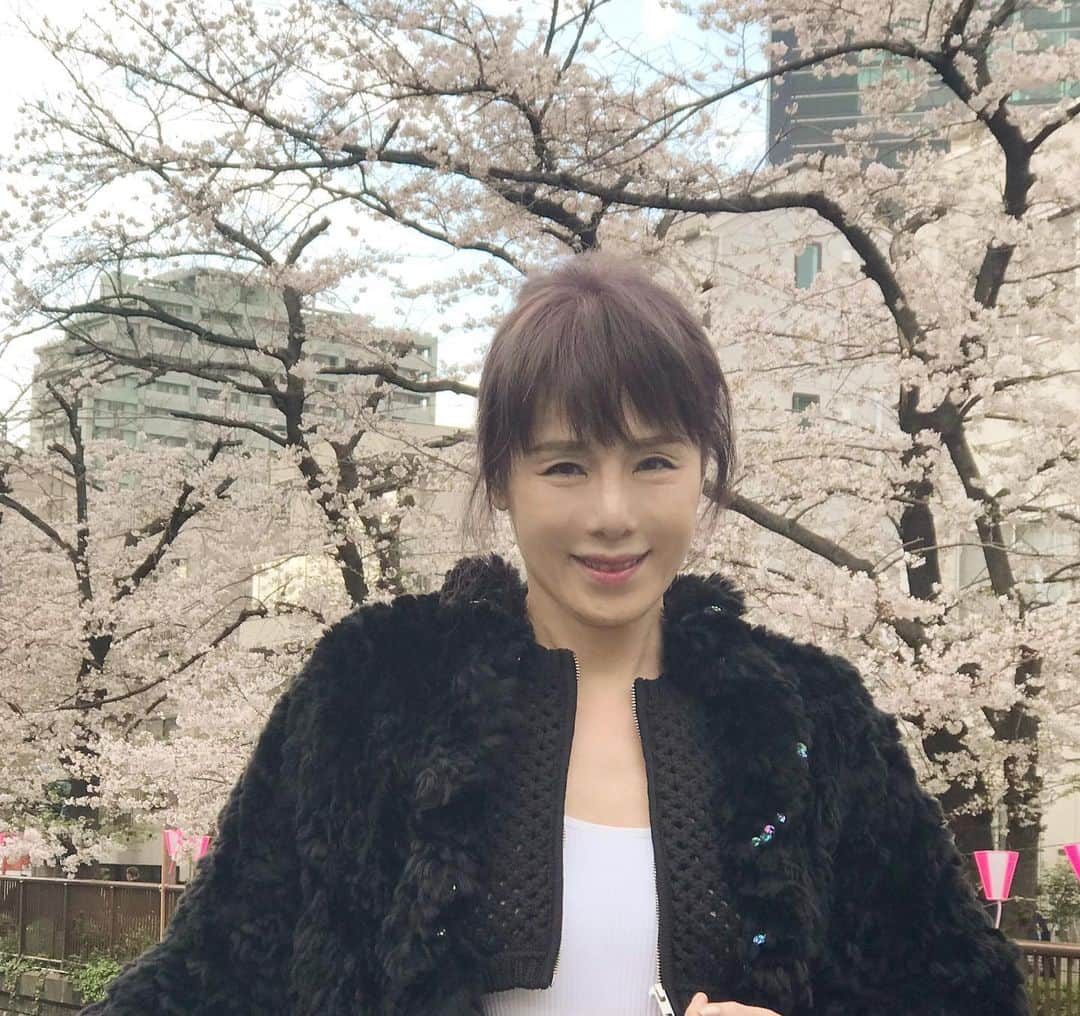 未唯mieさんのインスタグラム写真 - (未唯mieInstagram)「遅ればせながら3月9日生まれの私65歳と3月2日生まれの弟の還暦祝いandお誕生日🎂 弟のお店で祝って頂きました🎉  いつもお祝い下さるのは、着付けの下辻先生😊💗 今年もありがとうございました❣️  ハート形のケーキ🍰とっても美味しかった〜💝  お食事の前にお花見🌸もして、素敵な1日を過ごすことが出来ました♪ 幸せに感謝🎊 下辻先生、ありがとう〜🥰  #お誕生日 #65歳 #弟と共に #季節料理根本 #根本勝義 #下辻久子 #未唯mie  #ミイ　#みい　#ミー」3月28日 22時22分 - mie_doux