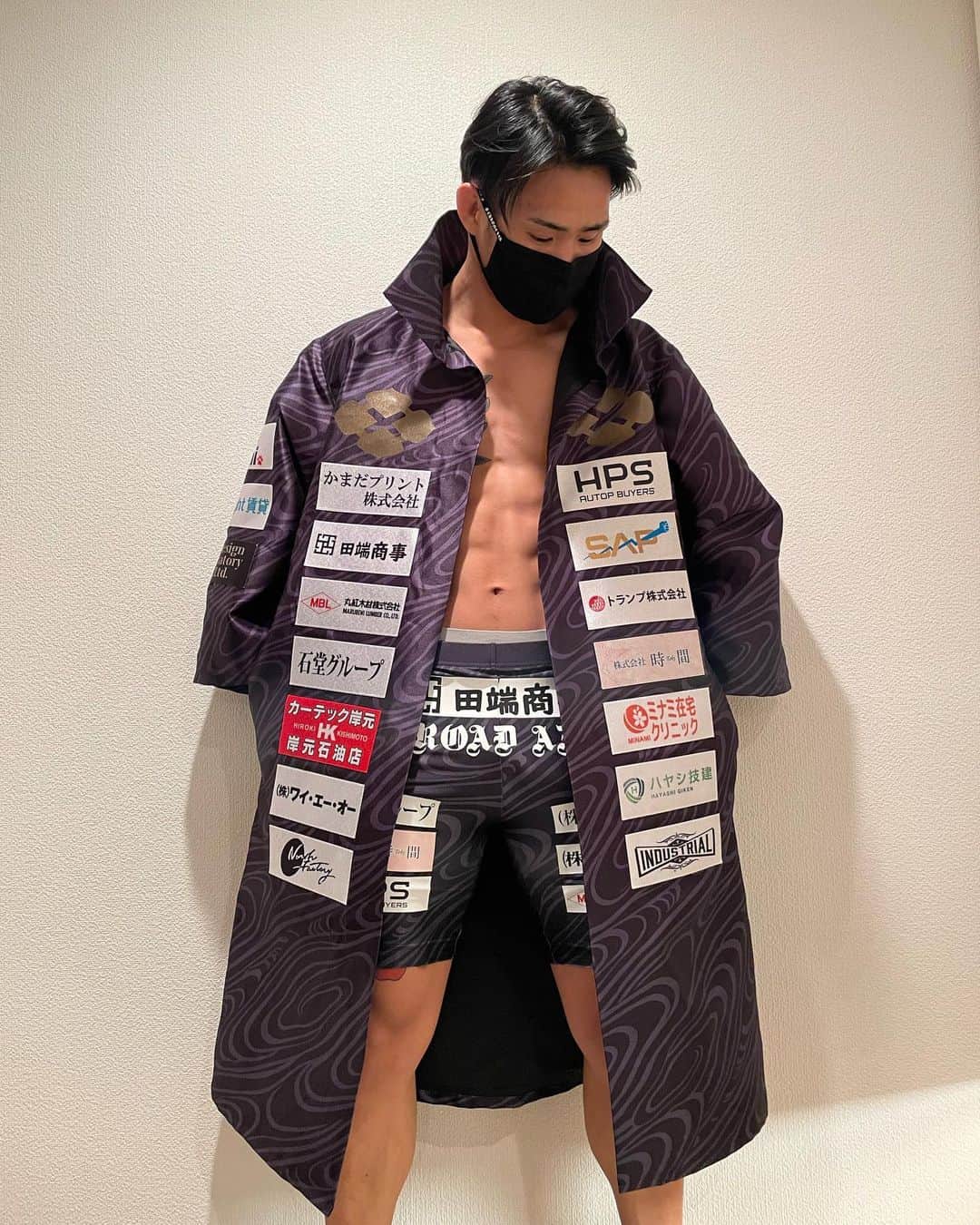 金太郎さんのインスタグラム写真 - (金太郎Instagram)「RIZIN 41出場ガウン完成しました。  年間スポンサー様、協賛して頂いた企業様ありがとうございます。  試合コスチュームはスポンサーの.かまだプリント様（BROAD AXE）で作って頂いてきました。  #rizin」3月28日 22時24分 - kintaroumasakari