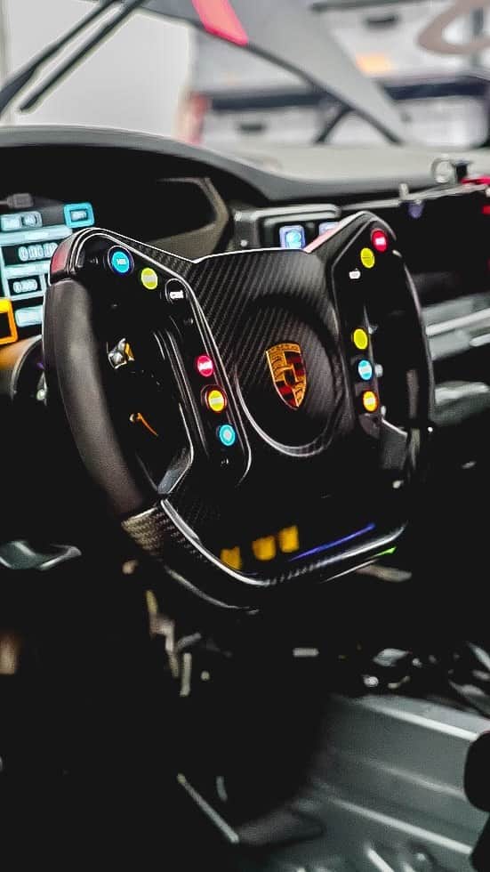 ホルヘ・ロレンソのインスタグラム：「My @porsche steering wheel explained... 🤖🤯  #porsche #porsche992 #porschegt3 #porschesupercup #volante #steeringwheel」