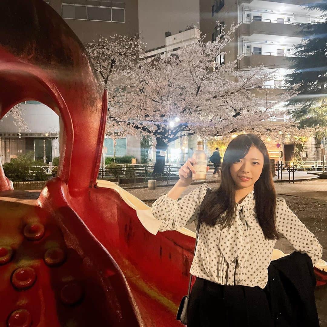 のインスタグラム：「Goodbye winter's shadow プチお花見。嬉しくなさそう  #お花見 #春 #花見スポット #公園飲み #花見 #恵比寿 #olの日常 #cherryblossom」