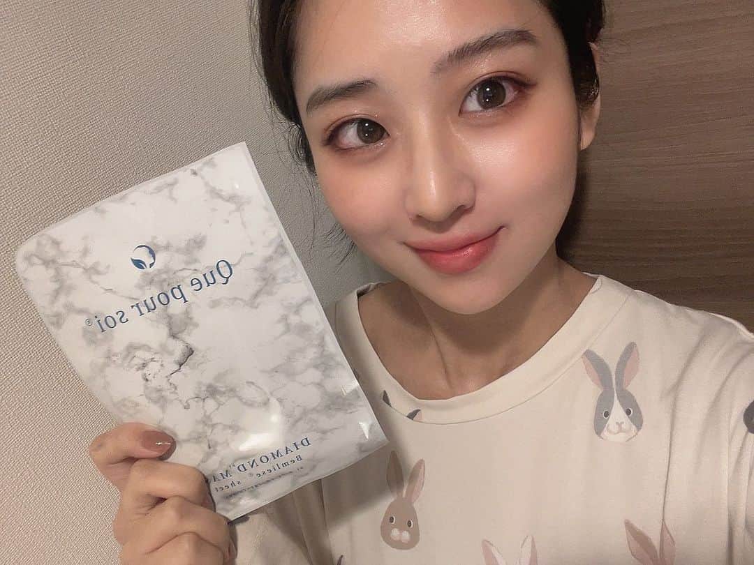 MAIさんのインスタグラム写真 - (MAIInstagram)「クプソワちゃん♡  パック時間は 私のご褒美タイム♡  おかげでお肌ぷるっぷる💎  #スキンケア 　#エイジングケア 　#シートマスク 　#アンチエイジング 　#美白 　#コスメ 　#基礎化粧品 　#skincare　 #美肌 　#化粧品 　#保湿 　#毛穴ケア 　#美容 　#パック 　#美肌ケア 　#ニキビ 　#透明感 　#ツヤ肌 #リフトアップ　#코덕　 #스킨케어 　#皮肤护理　#クプソワ　#rklabo　#quepoursoi　#クプソワプラチナムフェイスマスク #クプソワダイヤモンドフェイスマスク　#gift」3月28日 22時27分 - maimaiphotogram