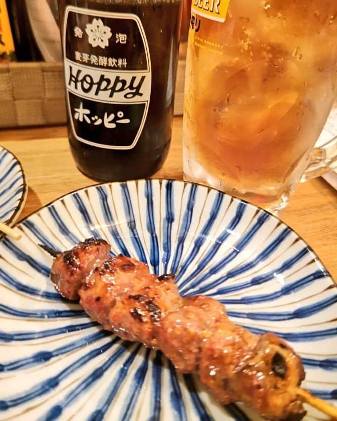 重松隆志のインスタグラム：「とてもいい時間を過ごせたので、久しぶりに一人呑み。 「中お願いしまーす！」を４回言いました✌️✌️ さて、明日も撮影だーー❗️ #阿佐ヶ谷 #黒ホッピー #葱レバー が最高 写真はハラミやけどな😂 #只埜なつみ #個展 #映画 #主演 #俳優 #重松隆志」