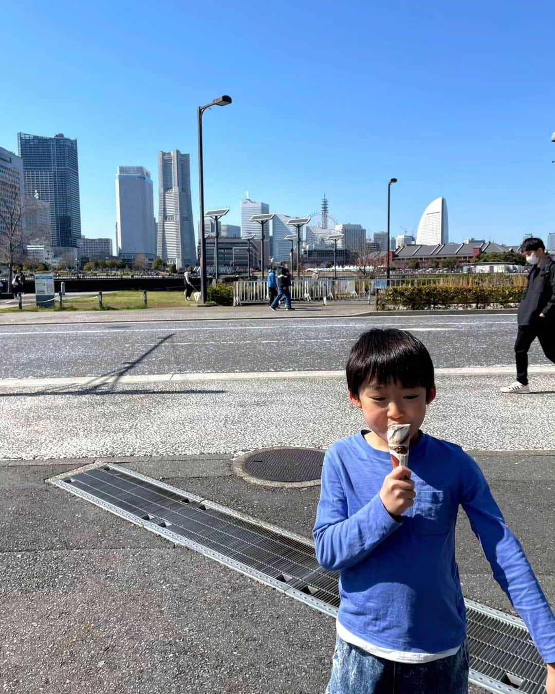 清野紗耶香さんのインスタグラム写真 - (清野紗耶香Instagram)「先週。まだ花は咲いてないかな〜と思ったら結構咲き始めてたよ(画像6)💐  桜も１か所だけ咲いてて、何かのロケでもやってるのかと思うくらいそこだけ人だかりができてた😁 画像3＆4枚目は誰もいないかのように撮った奇跡の写真🫨なだけで、周りには 撮影会のようにモデル立ちした若者wたちがたーくさんいたよ🤭 引きで撮ったのが分かりやすいとおもう(画像5)  わたしが #ミネラルザワールド 見てる間に 夫がこーたを連れ出してくれて(飽きたから) #大さん橋 でアイス食べてたみたい🍦🙏🥲🌟  ご機嫌になってよかった〜  でも、気に入った#鉱物 がこーたにもあったらしい。 それは、#ビスマス ！！ 家でも作れるらしいから今度チャレンジする✨✨  #山下公園のしだれ桜 #枝垂れ桜 #横浜観光スポット #しだれ桜 #サクラ #🌸 #yokohama_love #myガーデンネックレス横浜  #ガーデンネックレス横浜2023  #ガーデンネックレス横浜 #山下公園 #みなとみらい #minatomirai #yokohama  #まめちょびん #7歳 #7歳男の子  #小学2年生  #男の子のママ #子育てぐらむ #子どもの日常をもっと写真に #まんゆうキッズ」3月28日 22時28分 - seino_sayaka