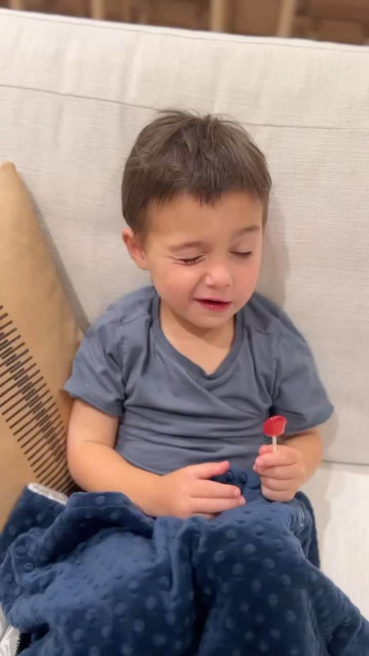 クレア・ホルトのインスタグラム：「Life began when we met. Can’t believe my little rainbow is 4🌈🥹🥰」