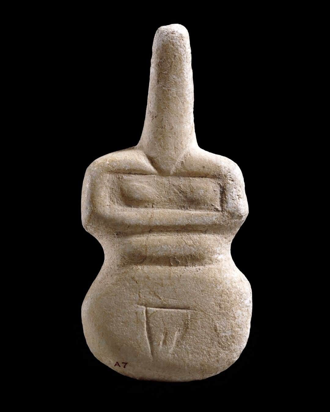 大英博物館のインスタグラム：「This incredible marble figure is almost 5000 years old ✨  From around 3300 –1100 BC, the people living on the Cycladic Islands of the Aegean Sea made thousands of predominantly female figures from marble.  With stylised anatomical features, these figures have been discovered on settlement sites and in graves of both men and women, and their abundance suggests these early societies each attached a cultural or spiritual importance to women or femininity.   Their flat, geometric shape has inspired many modern artists including Modigliani and Picasso 🖼  You can see this figure alongside other objects celebrating women in our international touring exhibition – ‘Feared and Revered: feminine power through the ages’ is currently on display at @nationalmuseumofaustralia.  🔗 Find out more via the link in our bio  🔎 Figure in the schematic form of a woman. Marble, Cyclades, Greece, around 2,800 BC.   #BritishMuseum #Prehistory #PrehistoricArt #CycladicArt #Women」