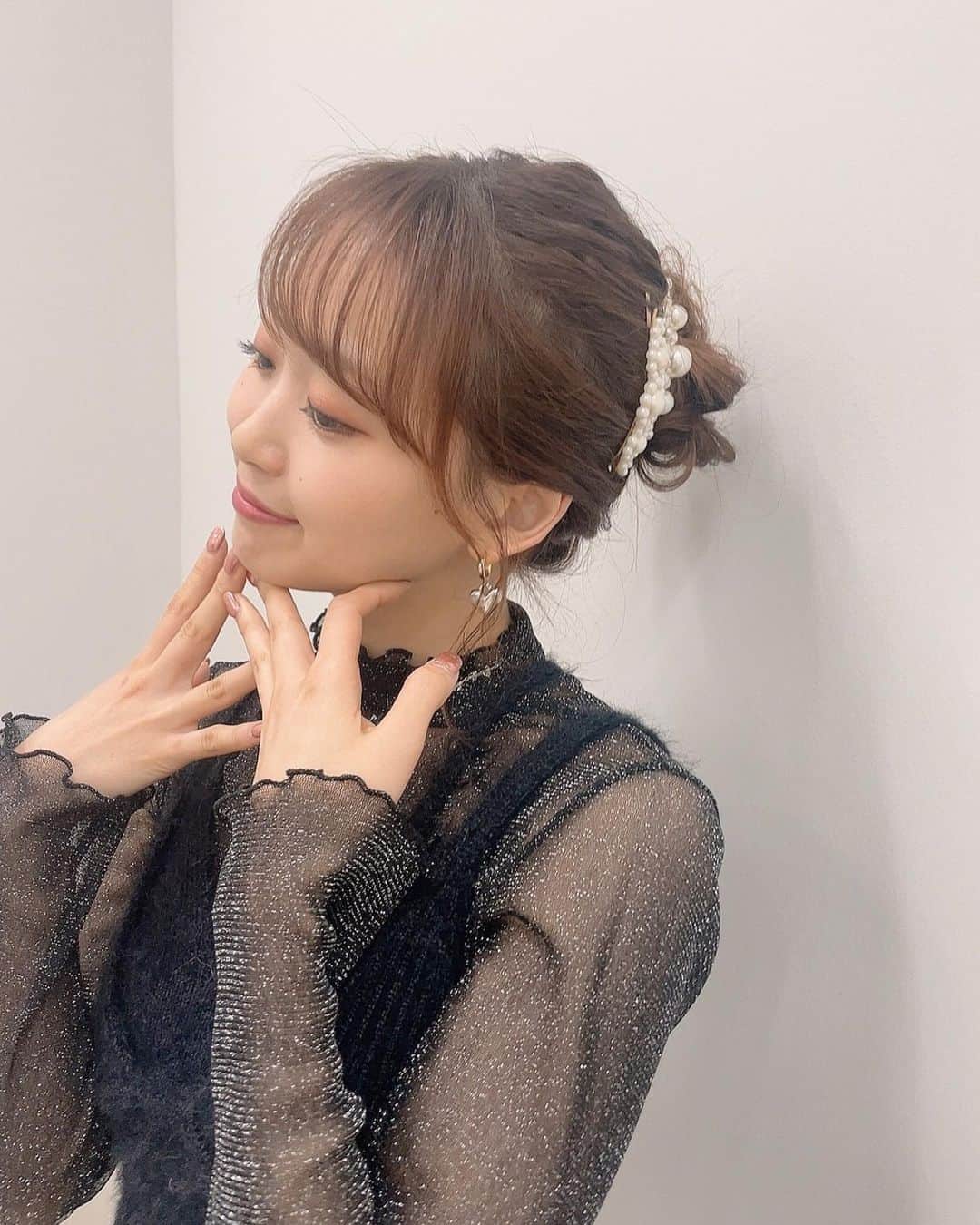 芹澤優のインスタグラム：「🐩  これはアルス生配信の私です アップスタイルでした♡  1クールアルスの巨獣ありがとうございました！！ ミャアのつかみどころのない可愛さも、本当の姿も、たくさんのかぶり族も演じていてもても楽しかったし、皆さんとの掛け合いはいつもたくさんの勉強がありました。  放送を楽しみにしてくださった皆様ありがとうございました！  またみんなに会えますように…  そしてスタッフの皆様もお疲れ様でした！！！  #エリンギの話してもいいですか #なんと昨日焼こうとしたら #もう腐ってました #さようならエリンギさん #食べられなくてごめんね」