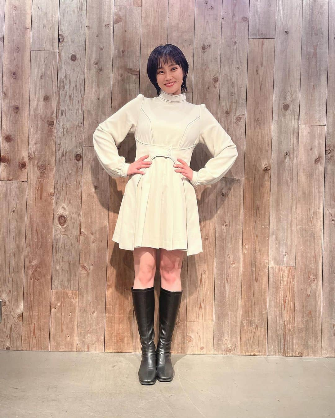 山内優花さんのインスタグラム写真 - (山内優花Instagram)「こちらでは載せていませんでしたので、、、  カレンダーのお渡し会 そして、バースデーイベント 「Hana marché 〜29の花咲く〜」 無事にどちらも開催、そして 終了することができました♡  ご来場頂いた皆様、 行きたかったよーって 言ってくれてた皆様、 本当にありがとうございました💐  色々なところで振り返りも してはいるのですが、  本当にこんな楽しいと思わなかった お渡し会、一対一のトーク。 お渡しだけの方も お話しした方も、みんな名札 つけててくれたり、 伝えること考えてきてくれたり 本当にこの日までの想いとか 色々伝わってきて、ずっと泣きそうでした。  みんなに直接ありがとうを 伝えられて嬉しかったし、 私に、大好きですって伝えてくれる人がこんなにいるなんて、 何で幸せな人生なんだろうって 今思い返しても思います。 このひ本当に本当にありがとう。  そして、 バースデーイベント。 ゲストで来てくれた瑞季🎀 @mii_maricoco  映像見返したけど、面白い お話しいっぱいだったし、 本当私たちのいつもの姿を お見せできた感じがしたし、 もう時効として、ホスミュ裏話とか 瑞季の可愛いところとか いっぱいお話しできて 楽しかった🌼✨  ライブパートはやっぱり めちゃくちゃ緊張したけれど、 私は歌うことが好きなんだなって 改めて思った。 歌を通して表現すること、 歌にのせてみんなに伝えることが 大好き。 バースデーイベントができるのならばこれからもその時は、 歌い続けていこうと思います☺️  瑞季が言ってくれたのですが、 この日、この瞬間、 世界で一番暖かい場所だったのではないかと、私も本当に思いました。 みんなが思い思いに受け取って、 泣いたり笑ったりしながら その場にいてくれて、心と心が 通じ合ってるのを感じて、 愛して、愛されて。  最高すぎるたまらない時間でした。 いつも私と一緒に生きてくれて ありがとう。 みんながいるなら、 私はどこまでも頑張れそうです。 ユーフラってまじ優しくて 愛に溢れてて最高だよね！  本当に幸せでした！ 次の投稿でダイジェスト動画も アップするので、 ぜひみてね〜🧡  #はなまる2023 #代官山NOMAD」3月28日 22時32分 - yuka__yamauchi