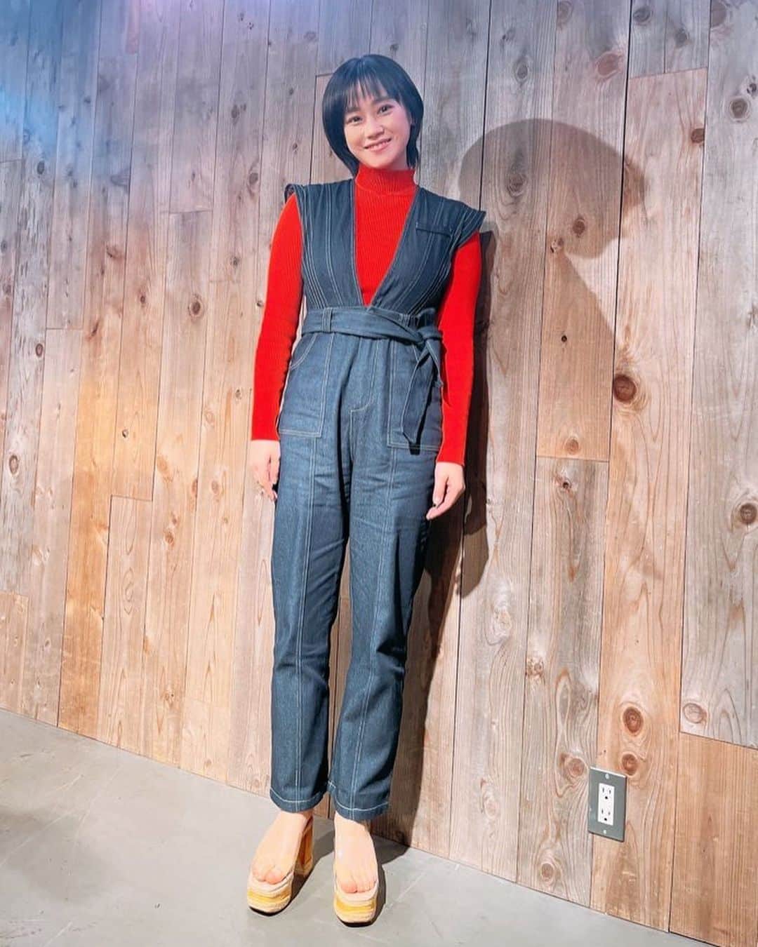 山内優花のインスタグラム：「こちらでは載せていませんでしたので、、、  カレンダーのお渡し会 そして、バースデーイベント 「Hana marché 〜29の花咲く〜」 無事にどちらも開催、そして 終了することができました♡  ご来場頂いた皆様、 行きたかったよーって 言ってくれてた皆様、 本当にありがとうございました💐  色々なところで振り返りも してはいるのですが、  本当にこんな楽しいと思わなかった お渡し会、一対一のトーク。 お渡しだけの方も お話しした方も、みんな名札 つけててくれたり、 伝えること考えてきてくれたり 本当にこの日までの想いとか 色々伝わってきて、ずっと泣きそうでした。  みんなに直接ありがとうを 伝えられて嬉しかったし、 私に、大好きですって伝えてくれる人がこんなにいるなんて、 何で幸せな人生なんだろうって 今思い返しても思います。 このひ本当に本当にありがとう。  そして、 バースデーイベント。 ゲストで来てくれた瑞季🎀 @mii_maricoco  映像見返したけど、面白い お話しいっぱいだったし、 本当私たちのいつもの姿を お見せできた感じがしたし、 もう時効として、ホスミュ裏話とか 瑞季の可愛いところとか いっぱいお話しできて 楽しかった🌼✨  ライブパートはやっぱり めちゃくちゃ緊張したけれど、 私は歌うことが好きなんだなって 改めて思った。 歌を通して表現すること、 歌にのせてみんなに伝えることが 大好き。 バースデーイベントができるのならばこれからもその時は、 歌い続けていこうと思います☺️  瑞季が言ってくれたのですが、 この日、この瞬間、 世界で一番暖かい場所だったのではないかと、私も本当に思いました。 みんなが思い思いに受け取って、 泣いたり笑ったりしながら その場にいてくれて、心と心が 通じ合ってるのを感じて、 愛して、愛されて。  最高すぎるたまらない時間でした。 いつも私と一緒に生きてくれて ありがとう。 みんながいるなら、 私はどこまでも頑張れそうです。 ユーフラってまじ優しくて 愛に溢れてて最高だよね！  本当に幸せでした！ 次の投稿でダイジェスト動画も アップするので、 ぜひみてね〜🧡  #はなまる2023 #代官山NOMAD」