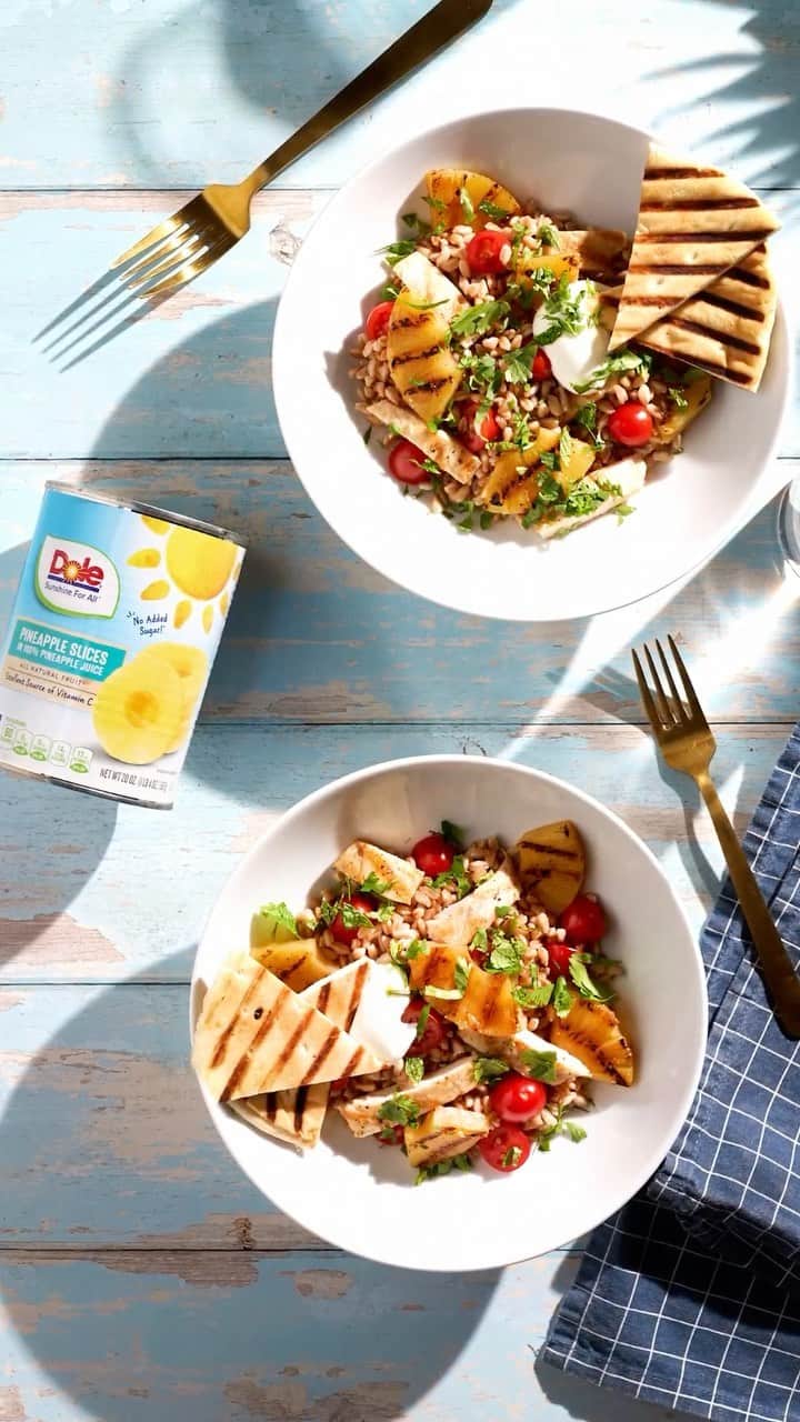 Dole Packaged Foods（ドール）のインスタグラム：「Spring showers won’t stop us from getting some sunshine and vitamin C! ☀️ Brighten up your lunch plans with this refreshing Grilled Pineapple Farro Salad made with all-natural Dole Canned Pineapple Slices.🍍   Link in bio for the recipe!」
