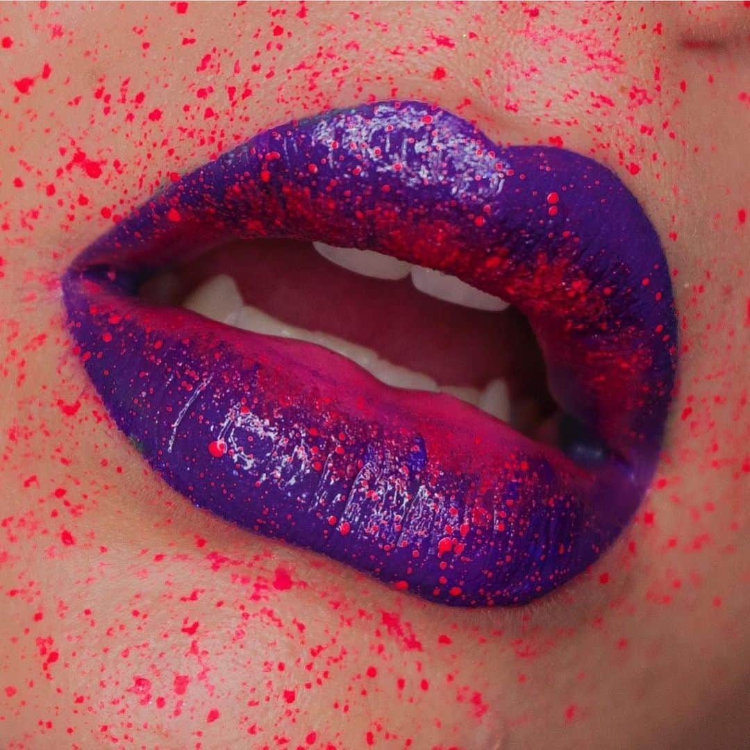 Jeffree Star Cosmeticsさんのインスタグラム写真 - (Jeffree Star CosmeticsInstagram)「Paint your pout with Velour Liquid Lipsticks 💋 @weddingsandwarpaint did this stunning lip art using “I’m Royalty” and “Blue Velvet” liquid lipsticks with some neon pink splatter. 💦  #jeffreestarcosmetics #velourliquidlipstick #lipart #liquidlipstick #jeffreestarapproved」3月29日 4時04分 - jeffreestarcosmetics