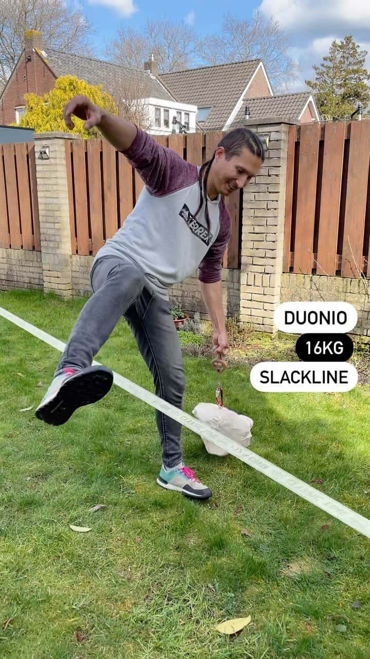 ルスタン・ゲルマノフのインスタグラム：「Experimenting with finger training and slackline 🤪  When all tools are available training easily goes to the next level 💪👌」