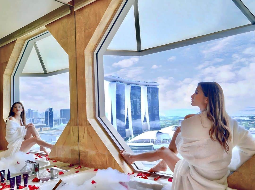 平山美春のインスタグラム：「📍𝐓𝐡𝐞 𝐑𝐢𝐭𝐳-𝐂𝐚𝐫𝐥𝐭𝐨𝐧 𝐒𝐢𝐧𝐠𝐚𝐩𝐨𝐫𝐞 @ritzcarltonmilleniasingapore   今回の滞在はリッツカールトンで🇸🇬 シンボリックなマリーナベイサンズを望むお部屋、徒歩圏内で大体の場所に行けるアクセスの良さ、朝食の豪華さなど…  そして今回の滞在で感じたシンガポールの方が大切にしている「風水」の文化 窓の方角や形など、あらゆるところを風水で決められているのがとても興味深く、これはどういう意味なんだろう？と一つ一つの物に意味を感じさせ、また考えさせられる旅となりました。」