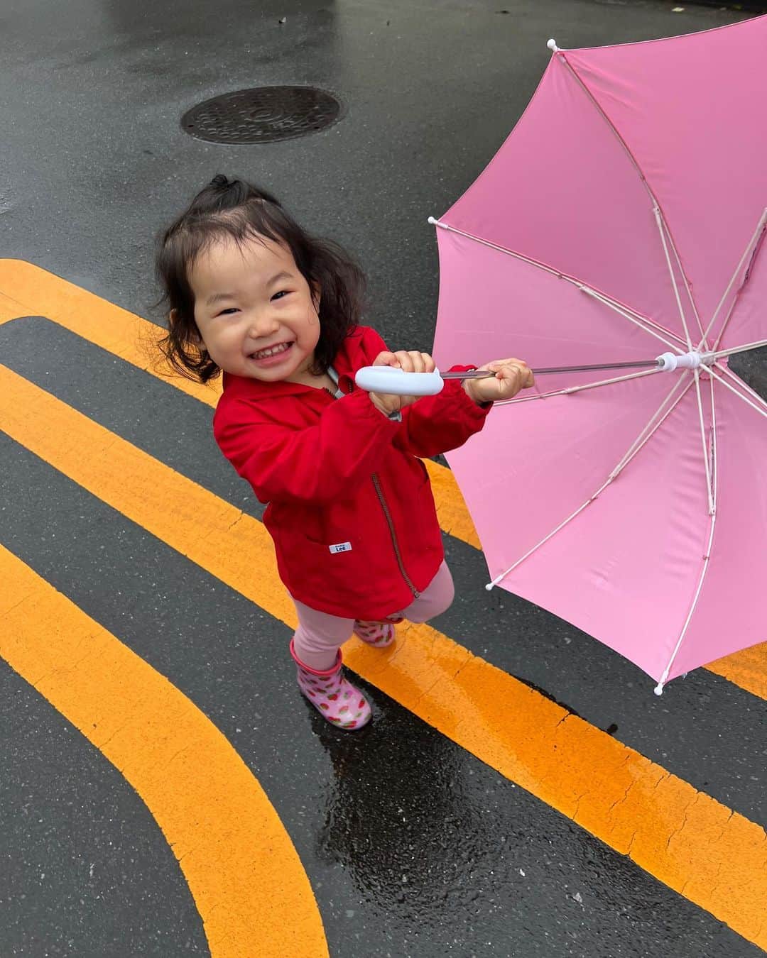 板倉由姫乃さんのインスタグラム写真 - (板倉由姫乃Instagram)「最近、雨ばかり...☔️ 雨の日ってゴルフ行くのが億劫になってしまって...練習すらも😐 でも、娘はお気に入りの長靴にお気に入りの傘を使えるからと大喜び☔️🥳 その日の楽しみ方を見つけられるって素晴らしい✨ 雨の日だからこそできる練習とかもあるもん。 雨どんとこいやー✊ って思いたい😂笑  #雨の日 #雨続き #雨ゴルフ #ゴルフ #娘」3月28日 22時38分 - yukigol6